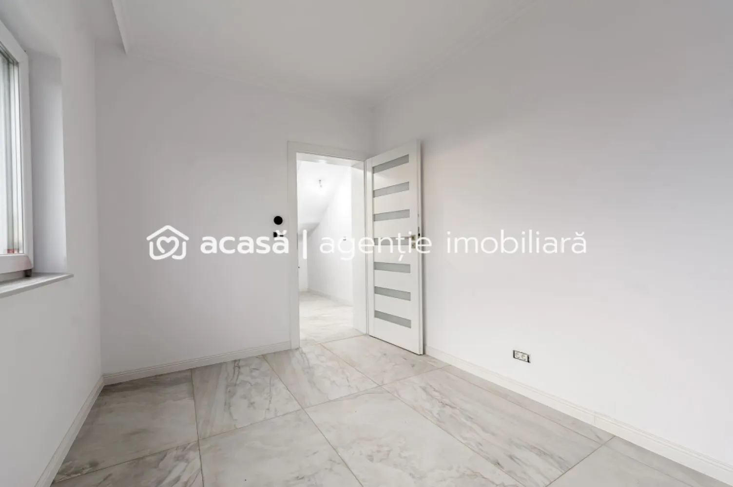 Vilă nouă cu terasă panoramică – design premium, 4 dormitoare, în Gai - Vă propunem spre achiziție o casă modernă, finalizată în 2025, ideală pentru o familie care își dorește confort, funcționalitate și un stil de viață contemporan. Amplasată în cartierul Gai, într-o zonă în plină dezvoltare, proprietatea se remarcă prin arhitectura sa modernă și prin facilitățile premium pe care le oferă.

Preț: 260.000 € (TVA inclus) | COMISION 0%
Contact: Sebastian Nica – 0722 252 639

Detalii proprietate:
Suprafață teren: 222 mp
Configurație: 5 camere
Dormitoare: 4
Băi: 3
An construcție: 2025 (casă nouă, neutilizată)
Terasa circulabilă tip rooftop – ideală pentru relaxare, hobby-uri sau amenajări outdoor moderne
Curte cu întreținere ușoară, perfectă pentru familii ocupate sau pentru amenajări personalizate

Dotări și beneficii:
Centrală proprie + încălzire în pardoseală pentru confort sporit
Compartimentare ergonomică, gândită pentru familii cu copii
Design modern, linii curate și finisaje contemporane
Zonă în expansiune, cu imobile noi în vecinătate – fără case vechi
Ideală atât pentru locuință personală, cât și pentru investiție pe termen lung
Acces rapid către principalele zone ale orașului

Pentru detalii și vizionare:
Sebastian Nica – 0722 252 639

Nu dispui de toată suma? Te ajutăm noi gratuit! Îți obținem oferte de la 16 bănci.

Ai o proprietate de vânzare în Arad și vrei să știi cât valorează cu adevărat?
Sună-mă pentru o evaluare gratuită, fără obligații.

Birou: ACASĂ | Agenție imobiliară Arad
Bulevardul Decebal 2, Arad 310133