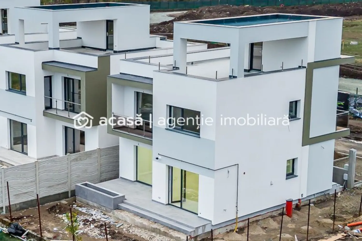 Casă nouă 2025 cu terasă rooftop – 5 camere, design modern, în Gai - Vă propunem spre achiziție o casă modernă, finalizată în 2025, ideală pentru o familie care își dorește confort, funcționalitate și un stil de viață contemporan. Amplasată în cartierul Gai, într-o zonă în plină dezvoltare, proprietatea se remarcă prin arhitectura sa modernă și prin facilitățile premium pe care le oferă.

Preț: 260.000 € (TVA inclus) | COMISION 0%
Contact: Sebastian Nica – 0722 252 639

Detalii proprietate:
Suprafață teren: 222 mp
Configurație: 5 camere
Dormitoare: 4
Băi: 3
An construcție: 2025 (casă nouă, neutilizată)
Terasa circulabilă tip rooftop – ideală pentru relaxare, hobby-uri sau amenajări outdoor moderne
Curte cu întreținere ușoară, perfectă pentru familii ocupate sau pentru amenajări personalizate

Dotări și beneficii:
Centrală proprie + încălzire în pardoseală pentru confort sporit
Compartimentare ergonomică, gândită pentru familii cu copii
Design modern, linii curate și finisaje contemporane
Zonă în expansiune, cu imobile noi în vecinătate – fără case vechi
Ideală atât pentru locuință personală, cât și pentru investiție pe termen lung
Acces rapid către principalele zone ale orașului

Pentru detalii și vizionare:
Sebastian Nica – 0722 252 639

Nu dispui de toată suma? Te ajutăm noi gratuit! Îți obținem oferte de la 16 bănci.

Ai o proprietate de vânzare în Arad și vrei să știi cât valorează cu adevărat?
Sună-mă pentru o evaluare gratuită, fără obligații.

Birou: ACASĂ | Agenție imobiliară Arad
Bulevardul Decebal 2, Arad 310133