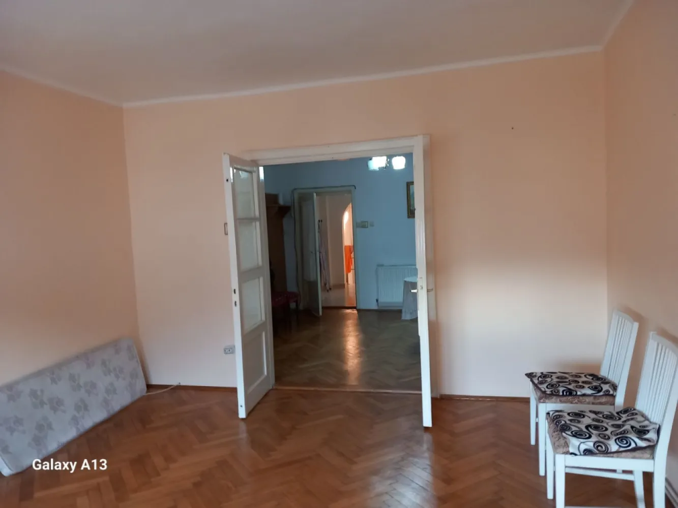 BRASADAS vinde casa 2 cam cu etaj 6 ari zona Bercu Rosu. - Agenția imobiliara BRASADAS vinde casa individuala cu etaj construita in 1977 si renovata in 2020 în zona Bercu Rosu cu 2 camere si 6 ari teren aferent. Garajul este la PARTER.