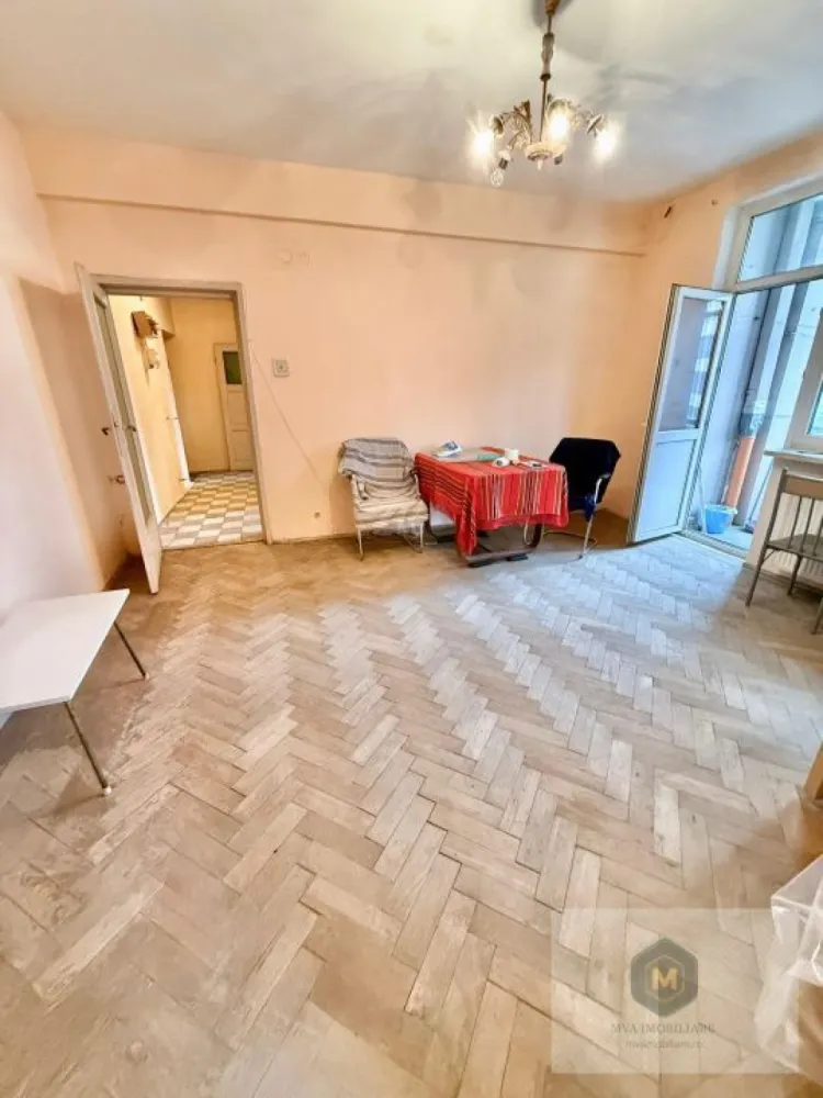 Metrou Lujerului - ap. 3 camere - necesita renovare completa - Apartament 3 camere + loc de parcare cadastrat + boxă | Lujerului – Iuliu Maniu

O oportunitate rară într-o zonă extrem de căutată!

Vă prezentăm spre vânzare un apartament cu 3 camere, situat pe Bulevardul Iuliu Maniu nr. 10, la etajul 2 din 3, într-un imobil construit în anul 1960. Locuința are o suprafață utilă de 66 mp și beneficiază de o compartimentare practică, cu potențial excelent de reamenajare.

Apartamentul necesită renovare completă, fiind ideal pentru cei care își doresc să îl personalizeze integral sau pentru investitori care urmăresc obținerea unui randament bun după renovare.

Avantaje cheie:

Loc de parcare în proprietate (cadastrat) – mare avantaj în zonă
Boxă la subsol – spațiu suplimentar de depozitare
Etaj 2 din 3 – poziție ideală
Acces rapid la metrou Lujerului (câteva minute de mers pe jos)
Bulevard principal – conexiune excelentă către tot orașul
Suprafață utilă optimă: 66 mp

Zona este foarte bine dezvoltată, cu acces rapid către centre comerciale, transport public, instituții de învățământ și alte puncte de interes.

Acest apartament reprezintă o alegere inspirată atât pentru locuit, cât și pentru investiție, datorită poziției strategice și facilităților incluse.