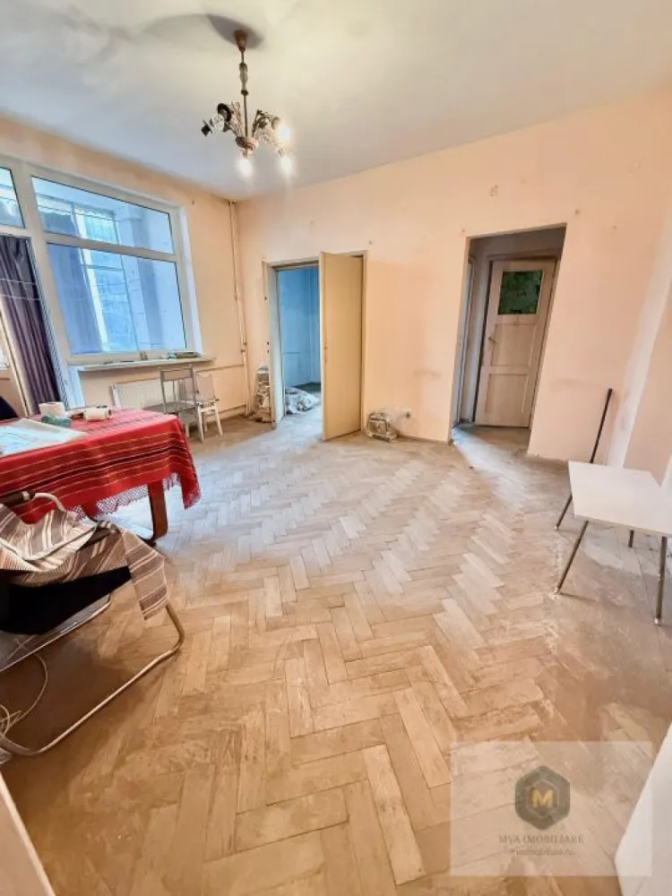 Metrou Lujerului - ap. 3 camere - necesita renovare completa - Apartament 3 camere + loc de parcare cadastrat + boxă | Lujerului – Iuliu Maniu

O oportunitate rară într-o zonă extrem de căutată!

Vă prezentăm spre vânzare un apartament cu 3 camere, situat pe Bulevardul Iuliu Maniu nr. 10, la etajul 2 din 3, într-un imobil construit în anul 1960. Locuința are o suprafață utilă de 66 mp și beneficiază de o compartimentare practică, cu potențial excelent de reamenajare.

Apartamentul necesită renovare completă, fiind ideal pentru cei care își doresc să îl personalizeze integral sau pentru investitori care urmăresc obținerea unui randament bun după renovare.

Avantaje cheie:

Loc de parcare în proprietate (cadastrat) – mare avantaj în zonă
Boxă la subsol – spațiu suplimentar de depozitare
Etaj 2 din 3 – poziție ideală
Acces rapid la metrou Lujerului (câteva minute de mers pe jos)
Bulevard principal – conexiune excelentă către tot orașul
Suprafață utilă optimă: 66 mp

Zona este foarte bine dezvoltată, cu acces rapid către centre comerciale, transport public, instituții de învățământ și alte puncte de interes.

Acest apartament reprezintă o alegere inspirată atât pentru locuit, cât și pentru investiție, datorită poziției strategice și facilităților incluse.