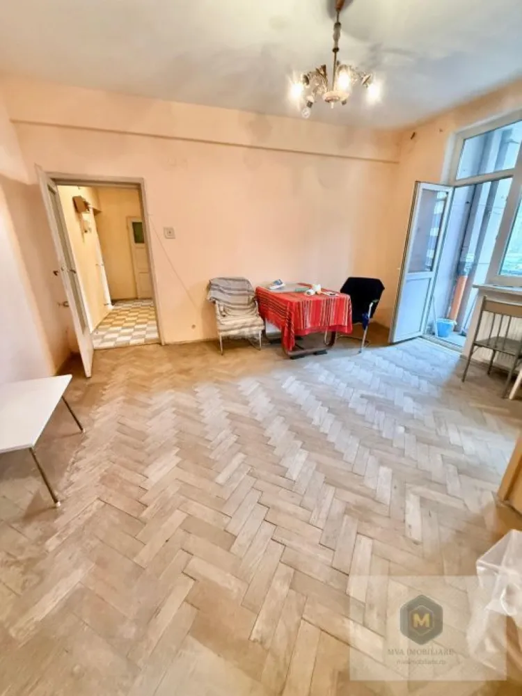 Metrou Lujerului - ap. 3 camere - necesita renovare completa - Apartament 3 camere + loc de parcare cadastrat + boxă | Lujerului – Iuliu Maniu

O oportunitate rară într-o zonă extrem de căutată!

Vă prezentăm spre vânzare un apartament cu 3 camere, situat pe Bulevardul Iuliu Maniu nr. 10, la etajul 2 din 3, într-un imobil construit în anul 1960. Locuința are o suprafață utilă de 66 mp și beneficiază de o compartimentare practică, cu potențial excelent de reamenajare.

Apartamentul necesită renovare completă, fiind ideal pentru cei care își doresc să îl personalizeze integral sau pentru investitori care urmăresc obținerea unui randament bun după renovare.

Avantaje cheie:

Loc de parcare în proprietate (cadastrat) – mare avantaj în zonă
Boxă la subsol – spațiu suplimentar de depozitare
Etaj 2 din 3 – poziție ideală
Acces rapid la metrou Lujerului (câteva minute de mers pe jos)
Bulevard principal – conexiune excelentă către tot orașul
Suprafață utilă optimă: 66 mp

Zona este foarte bine dezvoltată, cu acces rapid către centre comerciale, transport public, instituții de învățământ și alte puncte de interes.

Acest apartament reprezintă o alegere inspirată atât pentru locuit, cât și pentru investiție, datorită poziției strategice și facilităților incluse.