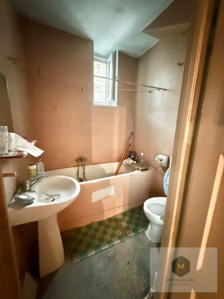 Metrou Lujerului - ap. 3 camere - necesita renovare completa - Apartament 3 camere + loc de parcare cadastrat + boxă | Lujerului – Iuliu Maniu

O oportunitate rară într-o zonă extrem de căutată!

Vă prezentăm spre vânzare un apartament cu 3 camere, situat pe Bulevardul Iuliu Maniu nr. 10, la etajul 2 din 3, într-un imobil construit în anul 1960. Locuința are o suprafață utilă de 66 mp și beneficiază de o compartimentare practică, cu potențial excelent de reamenajare.

Apartamentul necesită renovare completă, fiind ideal pentru cei care își doresc să îl personalizeze integral sau pentru investitori care urmăresc obținerea unui randament bun după renovare.

Avantaje cheie:

Loc de parcare în proprietate (cadastrat) – mare avantaj în zonă
Boxă la subsol – spațiu suplimentar de depozitare
Etaj 2 din 3 – poziție ideală
Acces rapid la metrou Lujerului (câteva minute de mers pe jos)
Bulevard principal – conexiune excelentă către tot orașul
Suprafață utilă optimă: 66 mp

Zona este foarte bine dezvoltată, cu acces rapid către centre comerciale, transport public, instituții de învățământ și alte puncte de interes.

Acest apartament reprezintă o alegere inspirată atât pentru locuit, cât și pentru investiție, datorită poziției strategice și facilităților incluse.