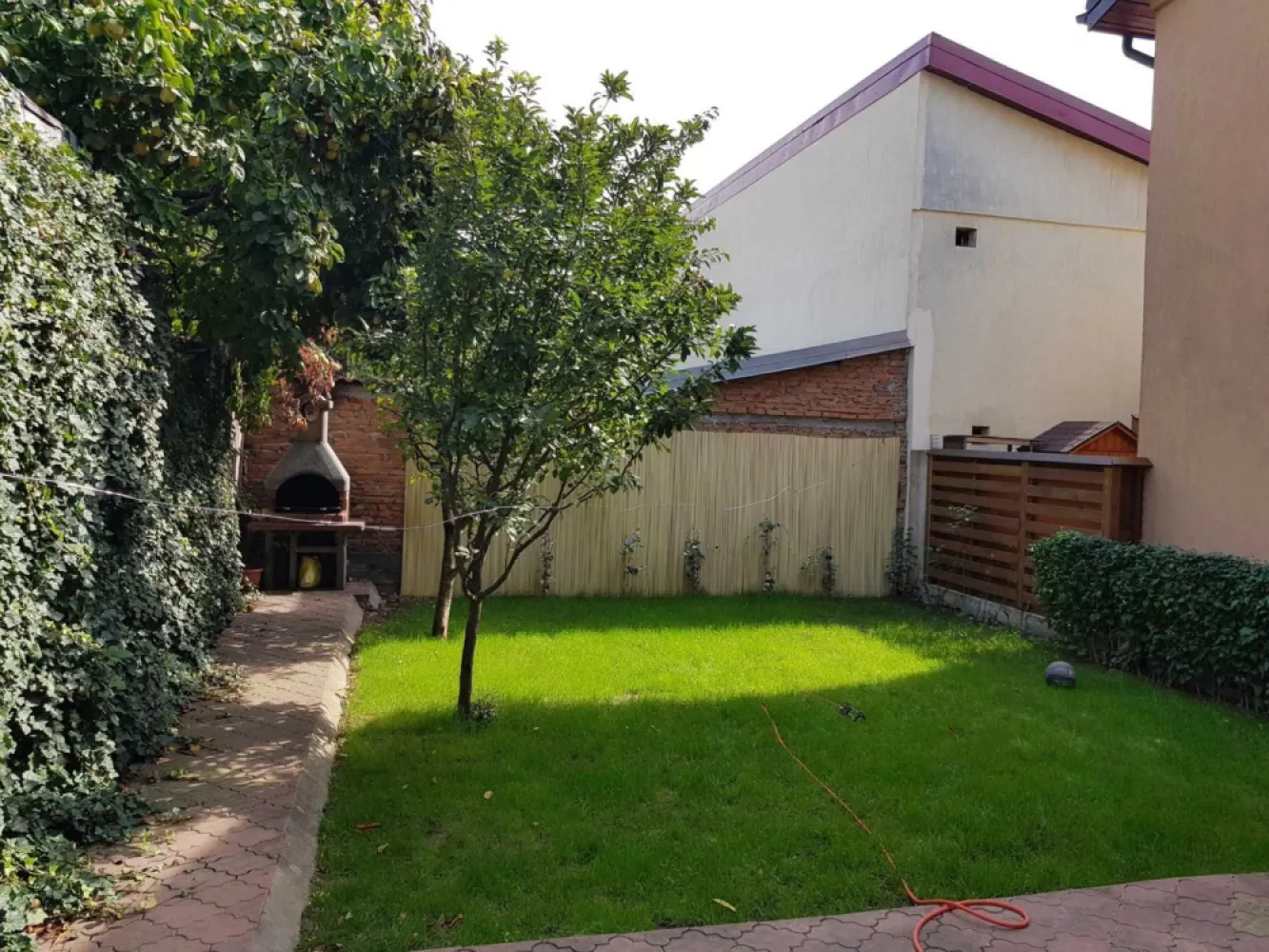 Ag BRASADAS închiriază vila 2 etaje zona CENTRALA 260mp. - Agenția BRASADAS închiriază vilă deosebită pentru reședință privată sau spațiu de business. Situată într-un cartier exclusivist, înconjurată de verdeață, această vilă are in jur vecini deosebiti, ce ofera liniste, siguranta, confort, intimitate. 
Vila are o suprafață de 260 mp structurata pe parter si 2 etaje (inclusiv mansardă), 6 camere luminoase și spațioase, 2 băi, bucătărie complet echipată și funcțională. Vila are o curte generoasa de 200 mp, cu terasa pentru relaxare in intimitate. Exista parcare pentru 2 masini, si posibilitate de a parca inca o masina in curte.
Pozitionata intr-o zona de vile plina de verdeata, la 3 minute de parc si 6 minute de statia de metrou, 4 minute de piata si 5-10 minute de supermarketuri, 6 km (15 minute cu mașina) până la Piața Victoriei, vila este construita in 2007 cu materiale de foarte buna calitate si finisaje superioare. 
 
Este un spațiu versatil pentru diverse utilizări. Poate fi inchiriata pentru resedinta privata sau business (a functionat un afterschool, o gradinita, un centru de limbi straine si un sediu al unei firme de executori judecatoresti, personal al ambasadei Elvetiei si o familie de spanioli). Inchiriere doar pe termen lung.

Pentru mai multe oferte accesați www.brasadas.com.