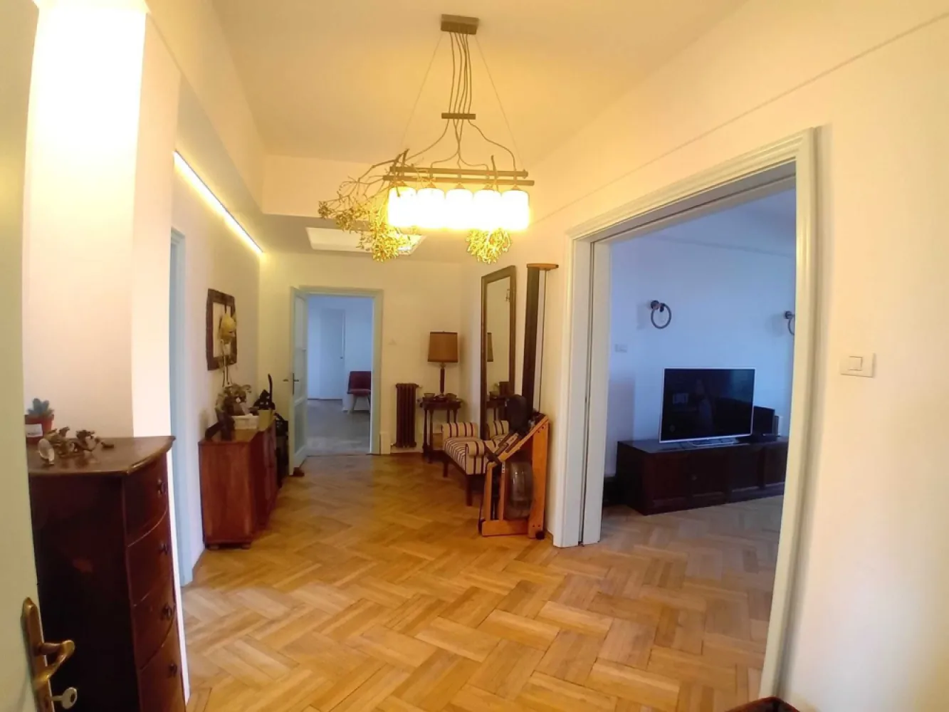 Ultracentral Apartament 4-5 Camere 176 mp Strada Negustori nr.14 - De vanzare un superb apartament de 5 camere la etajul 4/6, cu o suprafata de 176 mp utili, situat intr-o zona excelenta, ultracentrala pe strada Negustori...dincolo de asta, voi aduce in discutie aspectele sensibile in viziunea cumparatorilor (si pe buna dreptate): GRADUL DE RISC SEISMIC si GRADUL DE URGENTA.

RISC SEISMIC (R): Blocul de locuinte NU are risc seismic si NU este incadrat in cele 3 clase de risc seismic. La cerere va pot pune la dispozitie cele 2 expertize datand din 1977 si 1992. In anul 1977 imobilul a fost expertizat si ulterior reconsolidat prin dublarea (camasuirea) grinzilor si a stalpilor de rezistenta cu beton armat de 10 cm pe fiecare latura. Marca betonului folosit, B300. In expertiza tehnica sunt enumerate in detaliu toate lucrarile executate si materialele folosite. Durata Lucrarilor de Reconsolidare a fost in intervalul 22.05.1977********978.
In anul 1992 a fost realizata o noua expertiza tehnica la cererea ICRAL. Concluzia a fost ca “blocul nu prezinta niciun fel de problema in ceea ce priveste structura de rezistenta si va suporta un nou cutremur de anvergura celui din 1977, dar eventualele defectiunile nu vor fi atat de ample precum cele din 1977, reconsolidarea fiind executata corect si conform normativelor”. (Textul a fost extras din Expertiza Tehnica).

GRADUL DE URGENTA (U): In urma expertizei tehnice din 1992 s-a constatat ca blocul are “fisuri superficiale pe fatada blocului” (extras din expertiza). Drept urmare necesita incadrarea in U3 pana la reparatiile fatadei.
In anul 2019 au inceput lucrarile fatadei blocului si s-au definitivat in 2023. Fatada blocului a fost refacuta si cosmetizata complet dupa cum se poate vedea in pozele facute recent. Din pacate, aceste lucrari momentan nu au fost inregistrate de catre ministerul culturii, iar imobilul figureaza in acest moment in U3 desi lucrarile de remediere sunt realizate.

ASIGURARE: CALAMITĂŢI NATURALE (Cutremur, Inundaţii şi Aluviuni, Fenomene Atmosferice, Prăbuşirea, alunecarea, surparea, sau căderea terenului, Greutatea stratului de Zăpadă). Apartamentul este asigurat la zi, iar suma asigurata desi confidentiala, este una generoasa.

COMPARTIMENTARE APARTAMENT: Apartamentul are o suprafata utila de 170 mp +6 mp balcon si este compus din 5 camere (4 dormitoare + sufragerie), 3 bai (1 baie cada+1 baie dus+ 1grup sanitar), 1 bucatarie inchisa +1 camara, 1 camera tehnica (centrala termica de apartament), 1 veranda, 1 balcon. Sufrageria este flancata de 2 glasvand-uri (intrarea din vestibul +iesirea catre veranda).

FINISAJE SI UTILITATI: Apartamentul a fost renovat in anul 2019. Instalatia electrica si sanitara au fost schimbate. Unele elemente de finisaj au fost inlocuite iar altele au fost reconditionate pastrand elementele originale specifice perioadei interbelice.
Utilitatile sunt contorizate individual, iar confortul termic este astigutat de o centrala termica in condensatie si 3 aparate AC.

STRADA NEGUSTORI, prima stradă reabilitată din „Noul Centru Vechi” al Bucureștiului. Aceasta a fost pavata si amenajata recent 06.2024. si este intesata de Monumente istorice, printre care: Casa Negroponte, Casa Chrissoveloni (Grang Boutique Hotel), Casa Vladescu et.c.
Va invit sa vizionati acest apartament deosebit, foarte spatios si luminos, situat la un etaj intermediar al unui bloc construit intr-o zona suberba imbibata de istorie.