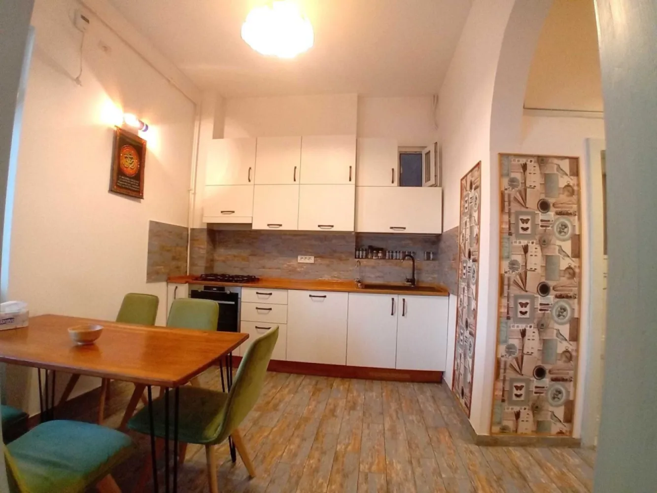 Ultracentral Apartament 4-5 Camere 176 mp Strada Negustori nr.14 - De vanzare un superb apartament de 5 camere la etajul 4/6, cu o suprafata de 176 mp utili, situat intr-o zona excelenta, ultracentrala pe strada Negustori...dincolo de asta, voi aduce in discutie aspectele sensibile in viziunea cumparatorilor (si pe buna dreptate): GRADUL DE RISC SEISMIC si GRADUL DE URGENTA.

RISC SEISMIC (R): Blocul de locuinte NU are risc seismic si NU este incadrat in cele 3 clase de risc seismic. La cerere va pot pune la dispozitie cele 2 expertize datand din 1977 si 1992. In anul 1977 imobilul a fost expertizat si ulterior reconsolidat prin dublarea (camasuirea) grinzilor si a stalpilor de rezistenta cu beton armat de 10 cm pe fiecare latura. Marca betonului folosit, B300. In expertiza tehnica sunt enumerate in detaliu toate lucrarile executate si materialele folosite. Durata Lucrarilor de Reconsolidare a fost in intervalul 22.05.1977********978.
In anul 1992 a fost realizata o noua expertiza tehnica la cererea ICRAL. Concluzia a fost ca “blocul nu prezinta niciun fel de problema in ceea ce priveste structura de rezistenta si va suporta un nou cutremur de anvergura celui din 1977, dar eventualele defectiunile nu vor fi atat de ample precum cele din 1977, reconsolidarea fiind executata corect si conform normativelor”. (Textul a fost extras din Expertiza Tehnica).

GRADUL DE URGENTA (U): In urma expertizei tehnice din 1992 s-a constatat ca blocul are “fisuri superficiale pe fatada blocului” (extras din expertiza). Drept urmare necesita incadrarea in U3 pana la reparatiile fatadei.
In anul 2019 au inceput lucrarile fatadei blocului si s-au definitivat in 2023. Fatada blocului a fost refacuta si cosmetizata complet dupa cum se poate vedea in pozele facute recent. Din pacate, aceste lucrari momentan nu au fost inregistrate de catre ministerul culturii, iar imobilul figureaza in acest moment in U3 desi lucrarile de remediere sunt realizate.

ASIGURARE: CALAMITĂŢI NATURALE (Cutremur, Inundaţii şi Aluviuni, Fenomene Atmosferice, Prăbuşirea, alunecarea, surparea, sau căderea terenului, Greutatea stratului de Zăpadă). Apartamentul este asigurat la zi, iar suma asigurata desi confidentiala, este una generoasa.

COMPARTIMENTARE APARTAMENT: Apartamentul are o suprafata utila de 170 mp +6 mp balcon si este compus din 5 camere (4 dormitoare + sufragerie), 3 bai (1 baie cada+1 baie dus+ 1grup sanitar), 1 bucatarie inchisa +1 camara, 1 camera tehnica (centrala termica de apartament), 1 veranda, 1 balcon. Sufrageria este flancata de 2 glasvand-uri (intrarea din vestibul +iesirea catre veranda).

FINISAJE SI UTILITATI: Apartamentul a fost renovat in anul 2019. Instalatia electrica si sanitara au fost schimbate. Unele elemente de finisaj au fost inlocuite iar altele au fost reconditionate pastrand elementele originale specifice perioadei interbelice.
Utilitatile sunt contorizate individual, iar confortul termic este astigutat de o centrala termica in condensatie si 3 aparate AC.

STRADA NEGUSTORI, prima stradă reabilitată din „Noul Centru Vechi” al Bucureștiului. Aceasta a fost pavata si amenajata recent 06.2024. si este intesata de Monumente istorice, printre care: Casa Negroponte, Casa Chrissoveloni (Grang Boutique Hotel), Casa Vladescu et.c.
Va invit sa vizionati acest apartament deosebit, foarte spatios si luminos, situat la un etaj intermediar al unui bloc construit intr-o zona suberba imbibata de istorie.