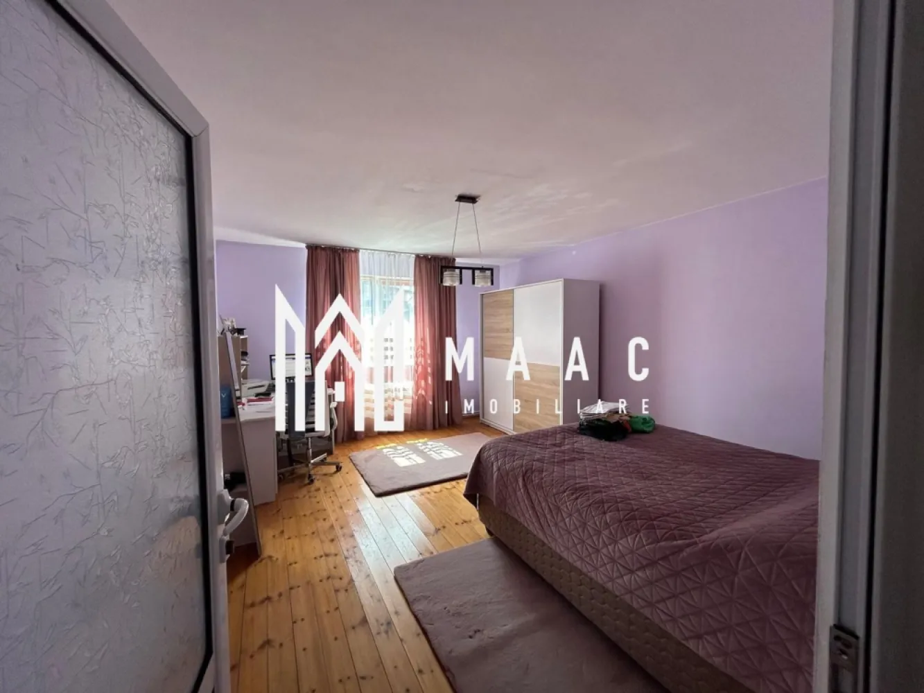 Casa Individuala I Acces auto I Pretabil investitie I Strand - Va propunem spre inchiriere o casa de 10 camere situata in zona Strand. Locuinta cuprinde: - demisol: living, 3 dormitoare, bucatarie, baie. - parter: living, 2 dormitoare, bucatarie, baie. - mansarda: living, 2 dormitoare, chicineta, baie. Acces auto in curte cu zona de BBQ si de relaxare. Pretabil pentru spatiu comercial si de locuit. Disponibil imediat. Se accepte animale de companie. Se percepe garantie in cuantumul unei chirii lunare + 1 chirie avans. Pentru mai multe detalii, precizati telefonic ca ati vazut anuntul cu ID: CP2096646 }}