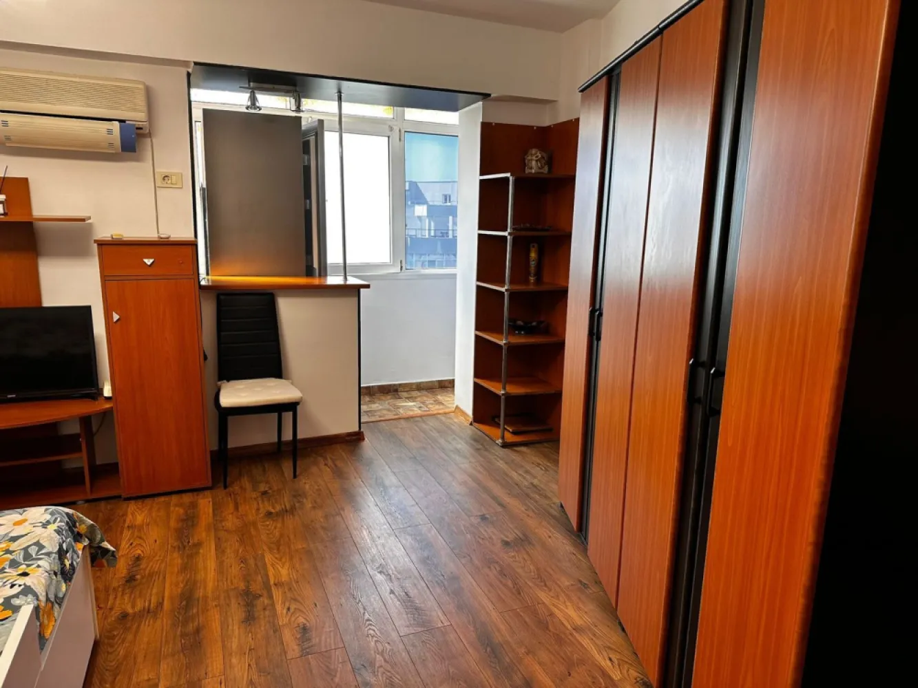 Titulescu Banu Manta garsoniera mobilata si utilata complet - K IMobiliare prezinta in zona Titulescu Banu Manta bloc stradal , reabilitat , etaj 10 , garsoniera mobilata si utilata complet .