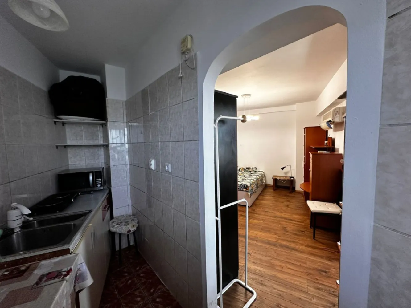 Titulescu Banu Manta garsoniera mobilata si utilata complet - K IMobiliare prezinta in zona Titulescu Banu Manta bloc stradal , reabilitat , etaj 10 , garsoniera mobilata si utilata complet .