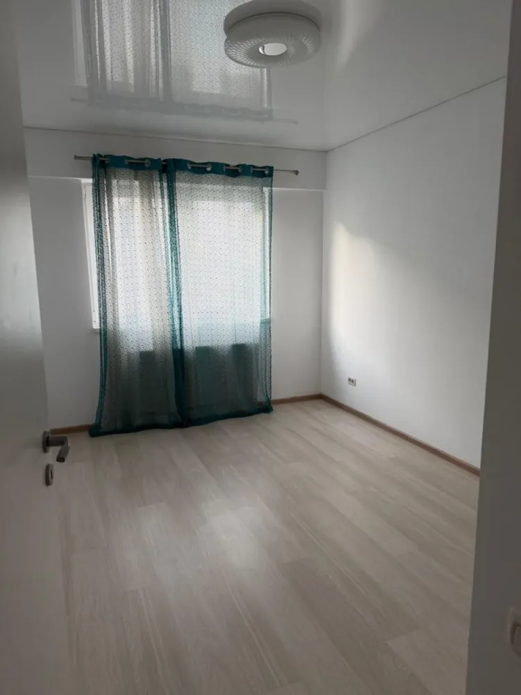 Apartament 3 camere Militari Residence - Pollux Residence - Vă propunem spre vânzare un apartament cu 3 camere, situat în Militari Residence, în cadrul complexului Pollux Residence – ideal pentru cei care își doresc un spațiu generos și bine compartimentat.

Locuința este amplasată la etajul 3 din 8 și se vinde nemobilată, oferindu-vă libertatea de a o amenaja după propriul stil. Este disponibilă pentru mutare imediată, fiind potrivită atât pentru locuit, cât și pentru investiție.

Detalii principale:

* 3 camere
* 2 băi
* Etaj 3 din 8
* Complex Pollux Residence
* Nemobilat
* Disponibil imediat

Avantaje:

* Compartimentare practică, ideală pentru familie
* Două băi – un plus important de confort
* Posibilitate de amenajare personalizată
* Bloc modern, într-un complex organizat
* Acces rapid la magazine, restaurante și mijloace de transport
* Zonă în plină dezvoltare

Un apartament echilibrat, care oferă spațiu, confort și flexibilitatea de a-l transforma exact așa cum îți dorești.

Pentru mai multe detalii și programarea unei vizionări, vă stăm la dispoziție.