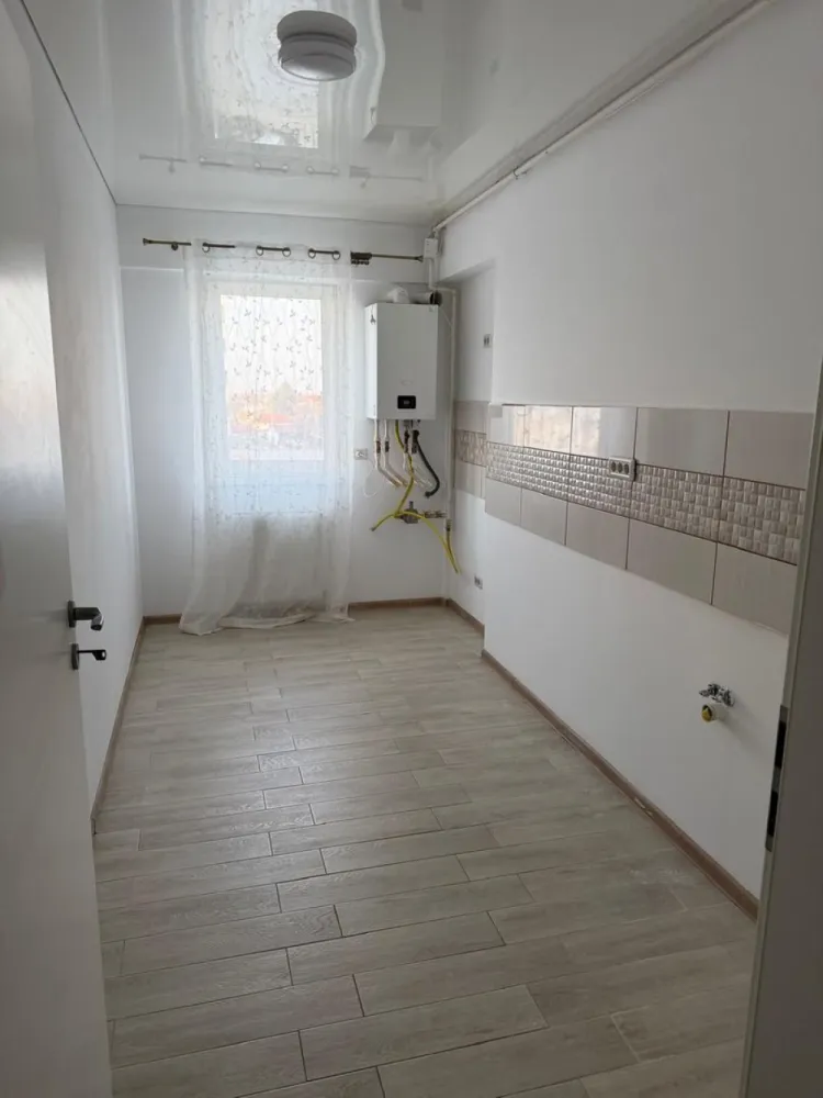 Apartament 3 camere Militari Residence - Pollux Residence - Vă propunem spre vânzare un apartament cu 3 camere, situat în Militari Residence, în cadrul complexului Pollux Residence – ideal pentru cei care își doresc un spațiu generos și bine compartimentat.

Locuința este amplasată la etajul 3 din 8 și se vinde nemobilată, oferindu-vă libertatea de a o amenaja după propriul stil. Este disponibilă pentru mutare imediată, fiind potrivită atât pentru locuit, cât și pentru investiție.

Detalii principale:

* 3 camere
* 2 băi
* Etaj 3 din 8
* Complex Pollux Residence
* Nemobilat
* Disponibil imediat

Avantaje:

* Compartimentare practică, ideală pentru familie
* Două băi – un plus important de confort
* Posibilitate de amenajare personalizată
* Bloc modern, într-un complex organizat
* Acces rapid la magazine, restaurante și mijloace de transport
* Zonă în plină dezvoltare

Un apartament echilibrat, care oferă spațiu, confort și flexibilitatea de a-l transforma exact așa cum îți dorești.

Pentru mai multe detalii și programarea unei vizionări, vă stăm la dispoziție.