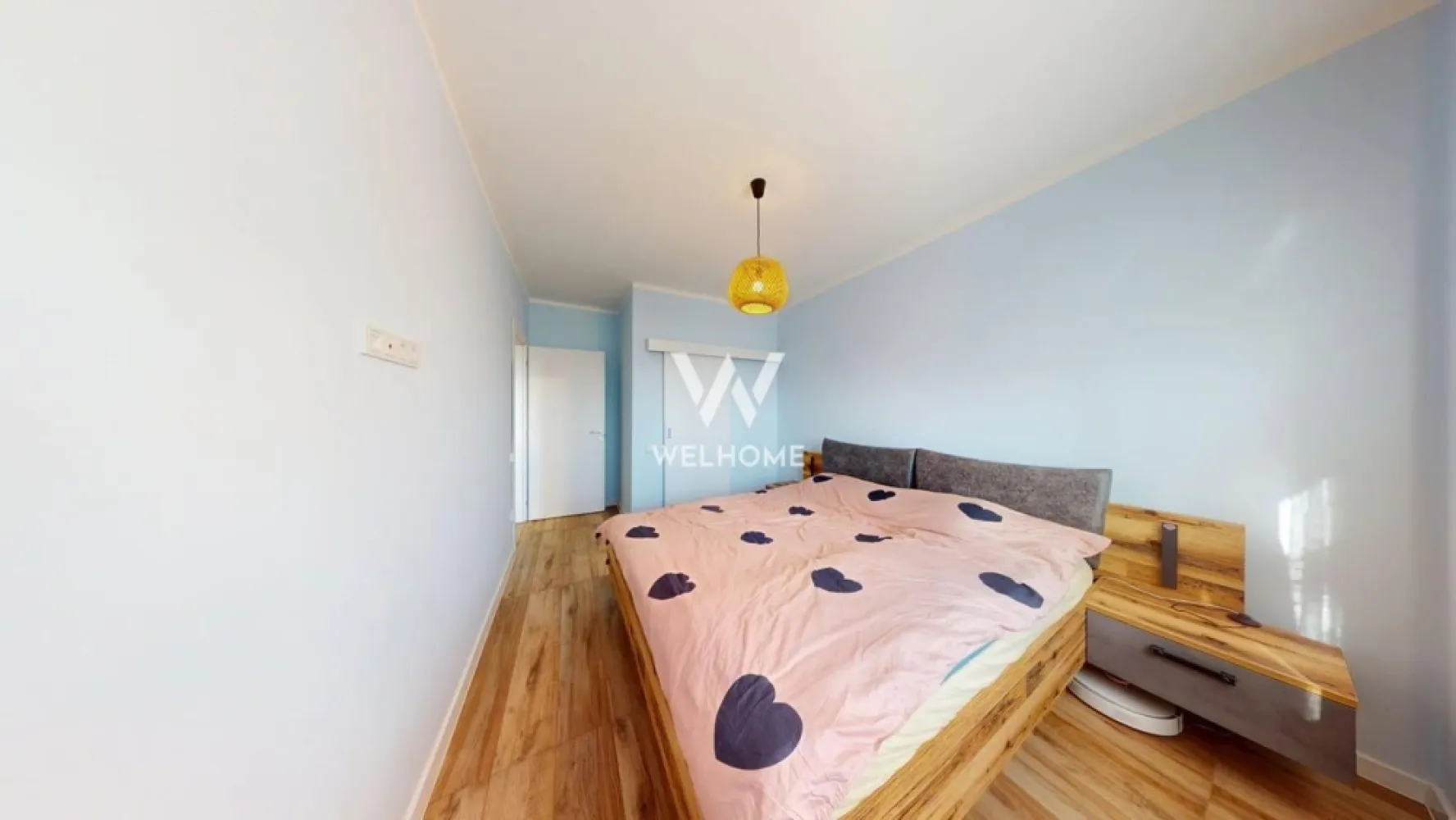 Apartament la cheie pe Mihai Viteazu, imobil nou, cu lift - Apartament de vânzare în Sibiu – 3 camere, balcon mare – Zona Doamna Stanca
Locuința impresionează prin compartimentarea eficientă, finisajele premium și confortul oferit de dotările moderne.

Avantaje:
Apartament complet mobilat și utilat modern
Balcon de 10 mp
Încălzire în pardoseală
Aer condiționat
Etaj intermediar (6 din 8)
Bloc dotat cu lift
Loc de parcare inclus
Finisaje și materiale de calitate superioară
Detalii apartament:
Apartamentul este situat la etajul 6 din 8 etaje
Suprafață utilă de 72 mp
Balcon spațios de 10 mp, ideal pentru relaxare.

Compartimentarea este modernă și practică:Hol de acces, living open space cu bucătărie și ieșire în balcon, 2 dormitoare si 2 băi
Imobilul se predă complet mobilat și utilat, exact ca în fotografii, fiind pregătit pentru mutare imediată.

Dotări și finisaje:
Mobilier modern realizat la comandă
Electrocasnice de calitate superioară
Încălzire în pardoseală în toate încăperile
Aer condiționat
Finisaje premium
Tâmplărie PVC cu geam termopan