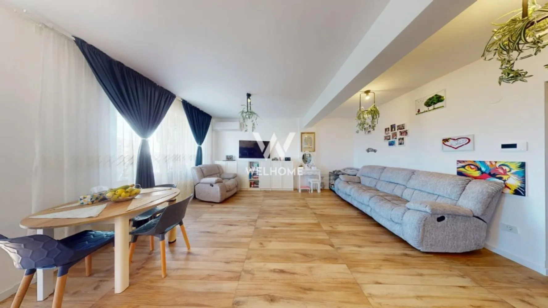Apartament la cheie pe Mihai Viteazu, imobil nou, cu lift - Apartament de vânzare în Sibiu – 3 camere, balcon mare – Zona Doamna Stanca
Locuința impresionează prin compartimentarea eficientă, finisajele premium și confortul oferit de dotările moderne.

Avantaje:
Apartament complet mobilat și utilat modern
Balcon de 10 mp
Încălzire în pardoseală
Aer condiționat
Etaj intermediar (6 din 8)
Bloc dotat cu lift
Loc de parcare inclus
Finisaje și materiale de calitate superioară
Detalii apartament:
Apartamentul este situat la etajul 6 din 8 etaje
Suprafață utilă de 72 mp
Balcon spațios de 10 mp, ideal pentru relaxare.

Compartimentarea este modernă și practică:Hol de acces, living open space cu bucătărie și ieșire în balcon, 2 dormitoare si 2 băi
Imobilul se predă complet mobilat și utilat, exact ca în fotografii, fiind pregătit pentru mutare imediată.

Dotări și finisaje:
Mobilier modern realizat la comandă
Electrocasnice de calitate superioară
Încălzire în pardoseală în toate încăperile
Aer condiționat
Finisaje premium
Tâmplărie PVC cu geam termopan