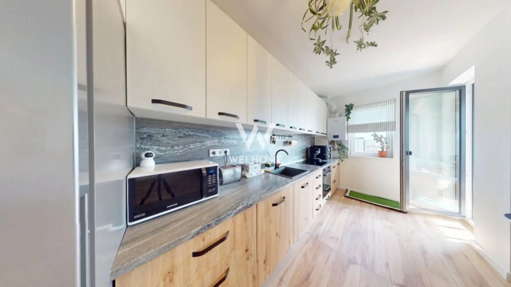 Apartament la cheie pe Mihai Viteazu, imobil nou, cu lift - Apartament de vânzare în Sibiu – 3 camere, balcon mare – Zona Doamna Stanca
Locuința impresionează prin compartimentarea eficientă, finisajele premium și confortul oferit de dotările moderne.

Avantaje:
Apartament complet mobilat și utilat modern
Balcon de 10 mp
Încălzire în pardoseală
Aer condiționat
Etaj intermediar (6 din 8)
Bloc dotat cu lift
Loc de parcare inclus
Finisaje și materiale de calitate superioară
Detalii apartament:
Apartamentul este situat la etajul 6 din 8 etaje
Suprafață utilă de 72 mp
Balcon spațios de 10 mp, ideal pentru relaxare.

Compartimentarea este modernă și practică:Hol de acces, living open space cu bucătărie și ieșire în balcon, 2 dormitoare si 2 băi
Imobilul se predă complet mobilat și utilat, exact ca în fotografii, fiind pregătit pentru mutare imediată.

Dotări și finisaje:
Mobilier modern realizat la comandă
Electrocasnice de calitate superioară
Încălzire în pardoseală în toate încăperile
Aer condiționat
Finisaje premium
Tâmplărie PVC cu geam termopan