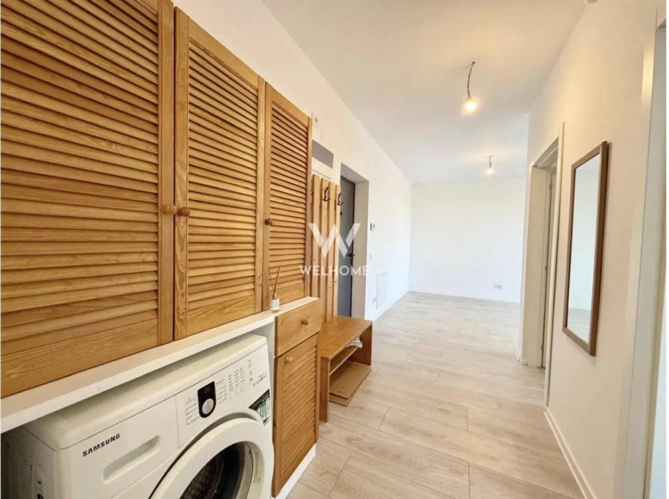 Apartament decomandat, etaj 1, bloc cu lift - loc de parcare - - Dacă ești în căutarea unui apartament nou, bine compartimentat și gata de mutare, această proprietate din zona Calea Șurii Mici merită toată atenția.
Situat într-un imobil modern, cu lift și finisaje actuale, apartamentul oferă un echilibru foarte bun între confort, funcționalitate și poziționare – fiind potrivit atât pentru locuit, cât și pentru investiție.

Cu o suprafață utilă de 51,30 mp, locuința este decomandată, ceea ce înseamnă mai multă intimitate și o organizare eficientă a spațiului.
Compartimentarea este practică și aerisită:hol de acces, living, dormitor matrimonial, bucătărie separată, complet mobilată și utilată, baie echipată si balcon de 3,7 mp.

Puncte forte:
Apartamentul este complet finisat și echipat, pregătit pentru mutare imediată:
Incălzire în pardoseală (cu termostate separate)
Mobilier de bucătărie inclus
Imobilul este foarte bine izolat, ceea ce se traduce în costuri reduse la întreținere și confort termic ridicat.
Etaj 1 din 6 – poziție ideală
Bloc cu lift
Videointerfon
Construcție nouă
1 loc de parcare inclus, situat în fața blocului
Apartament intabulat

Zona Calea Șurii Mici este în plină dezvoltare, cu acces rapid către oraș și multiple facilități în apropiere.

Dacă îți dorești un apartament nou, bine poziționat și eficient compartimentat, aceasta poate fi o alegere foarte inspirată.
Pentru detalii și vizionări, te invităm să ne contactezi.
0740066818, Cristina