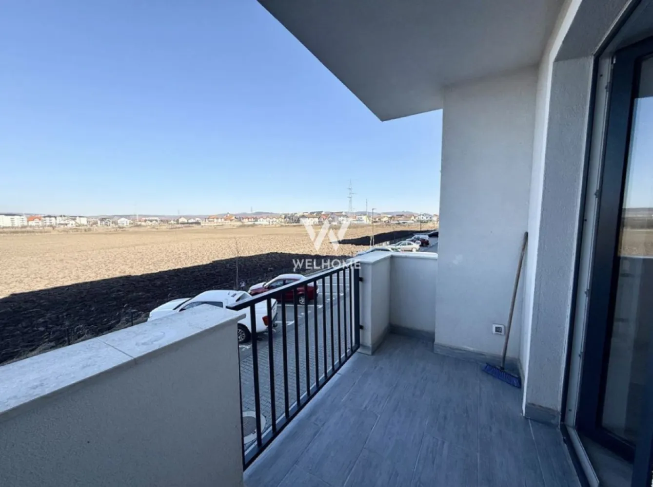 Apartament decomandat, etaj 1, bloc cu lift - loc de parcare - - Dacă ești în căutarea unui apartament nou, bine compartimentat și gata de mutare, această proprietate din zona Calea Șurii Mici merită toată atenția.
Situat într-un imobil modern, cu lift și finisaje actuale, apartamentul oferă un echilibru foarte bun între confort, funcționalitate și poziționare – fiind potrivit atât pentru locuit, cât și pentru investiție.

Cu o suprafață utilă de 51,30 mp, locuința este decomandată, ceea ce înseamnă mai multă intimitate și o organizare eficientă a spațiului.
Compartimentarea este practică și aerisită:hol de acces, living, dormitor matrimonial, bucătărie separată, complet mobilată și utilată, baie echipată si balcon de 3,7 mp.

Puncte forte:
Apartamentul este complet finisat și echipat, pregătit pentru mutare imediată:
Incălzire în pardoseală (cu termostate separate)
Mobilier de bucătărie inclus
Imobilul este foarte bine izolat, ceea ce se traduce în costuri reduse la întreținere și confort termic ridicat.
Etaj 1 din 6 – poziție ideală
Bloc cu lift
Videointerfon
Construcție nouă
1 loc de parcare inclus, situat în fața blocului
Apartament intabulat

Zona Calea Șurii Mici este în plină dezvoltare, cu acces rapid către oraș și multiple facilități în apropiere.

Dacă îți dorești un apartament nou, bine poziționat și eficient compartimentat, aceasta poate fi o alegere foarte inspirată.
Pentru detalii și vizionări, te invităm să ne contactezi.
0740066818, Cristina
