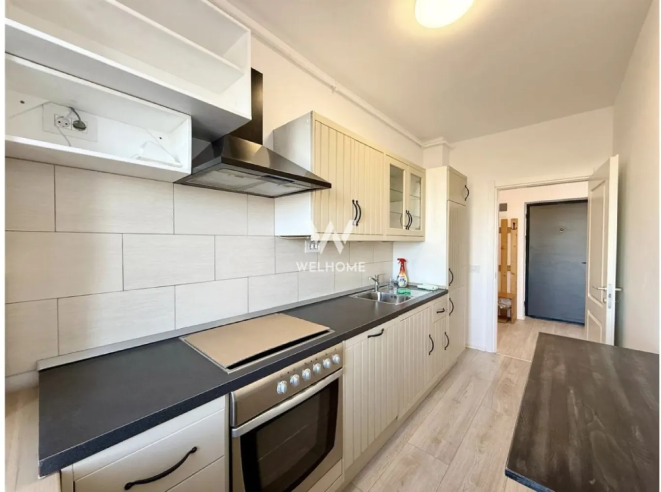 Apartament decomandat, etaj 1, bloc cu lift - loc de parcare - - Dacă ești în căutarea unui apartament nou, bine compartimentat și gata de mutare, această proprietate din zona Calea Șurii Mici merită toată atenția.
Situat într-un imobil modern, cu lift și finisaje actuale, apartamentul oferă un echilibru foarte bun între confort, funcționalitate și poziționare – fiind potrivit atât pentru locuit, cât și pentru investiție.

Cu o suprafață utilă de 51,30 mp, locuința este decomandată, ceea ce înseamnă mai multă intimitate și o organizare eficientă a spațiului.
Compartimentarea este practică și aerisită:hol de acces, living, dormitor matrimonial, bucătărie separată, complet mobilată și utilată, baie echipată si balcon de 3,7 mp.

Puncte forte:
Apartamentul este complet finisat și echipat, pregătit pentru mutare imediată:
Incălzire în pardoseală (cu termostate separate)
Mobilier de bucătărie inclus
Imobilul este foarte bine izolat, ceea ce se traduce în costuri reduse la întreținere și confort termic ridicat.
Etaj 1 din 6 – poziție ideală
Bloc cu lift
Videointerfon
Construcție nouă
1 loc de parcare inclus, situat în fața blocului
Apartament intabulat

Zona Calea Șurii Mici este în plină dezvoltare, cu acces rapid către oraș și multiple facilități în apropiere.

Dacă îți dorești un apartament nou, bine poziționat și eficient compartimentat, aceasta poate fi o alegere foarte inspirată.
Pentru detalii și vizionări, te invităm să ne contactezi.
0740066818, Cristina
