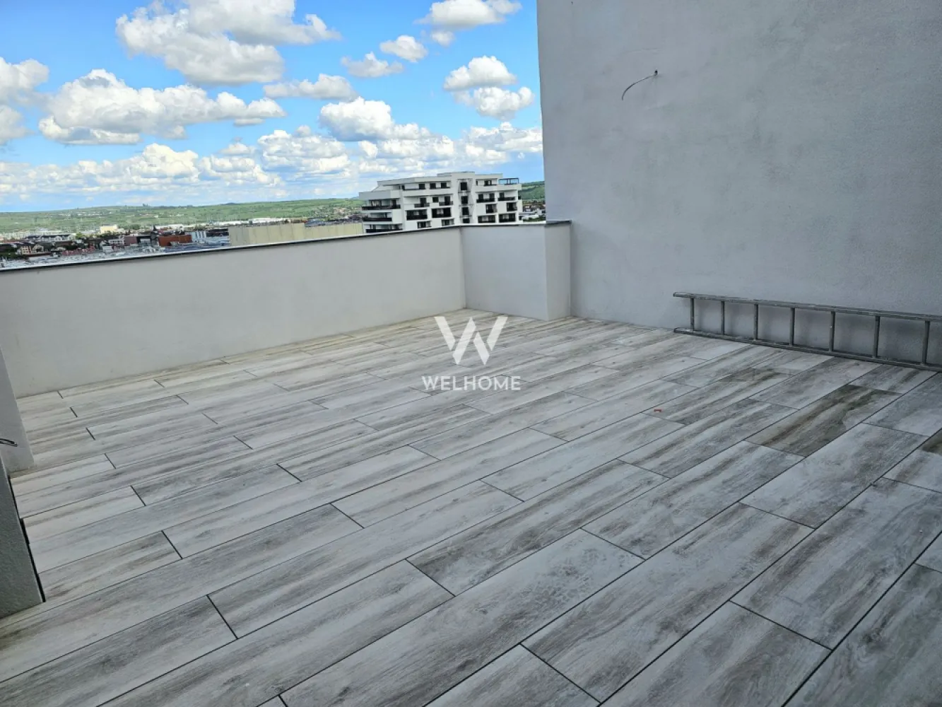 Apartament Tip Penthouse la cheie, 111mpu, Sibiu - Penthouse cu 3 camere intabulat, ansamblu NOU - Zona comerciala , Selimbar - Sibiu

- Locatie: Bulevardul Mihai Viteazu, Selimbar - Sibiu
- Suprafata : 111 mpu + terasa 25 mpu
- Hol acces (3.7mpu) , camera de zi in open space cu bucataria intr-o suprafata generoasa ( aprox 65 mpu), 2 dormitoare din care unul este prevazut cu dressing si baie proprie (26 mpu), baie comuna, terasa
- Imobil cu regim de inaltime P+8E+9ER dotat cu lift de 8 persoane
- Proprietate de la persoana fizica iar in momentul vanzarii se va preda LA CHEIE cu peretii finisati, izolatie cu vata bazaltica la nivelul tavanelor, usa la intrare metalica, sistem de incalzire in pardoseala, usi de interior, parchet, obiecte sanitare, etc.
- Zona in dezvoltare situat pe un bulevard principal, variante simple de acces, centre comerciale in vecinatate dar si alte puncte de interes.
- Disponibilitate imediata

PRET: 220.000 Euro