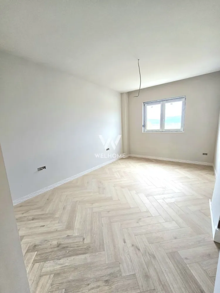Apartament Tip Penthouse la cheie, 111mpu, Sibiu - Penthouse cu 3 camere intabulat, ansamblu NOU - Zona comerciala , Selimbar - Sibiu

- Locatie: Bulevardul Mihai Viteazu, Selimbar - Sibiu
- Suprafata : 111 mpu + terasa 25 mpu
- Hol acces (3.7mpu) , camera de zi in open space cu bucataria intr-o suprafata generoasa ( aprox 65 mpu), 2 dormitoare din care unul este prevazut cu dressing si baie proprie (26 mpu), baie comuna, terasa
- Imobil cu regim de inaltime P+8E+9ER dotat cu lift de 8 persoane
- Proprietate de la persoana fizica iar in momentul vanzarii se va preda LA CHEIE cu peretii finisati, izolatie cu vata bazaltica la nivelul tavanelor, usa la intrare metalica, sistem de incalzire in pardoseala, usi de interior, parchet, obiecte sanitare, etc.
- Zona in dezvoltare situat pe un bulevard principal, variante simple de acces, centre comerciale in vecinatate dar si alte puncte de interes.
- Disponibilitate imediata

PRET: 220.000 Euro