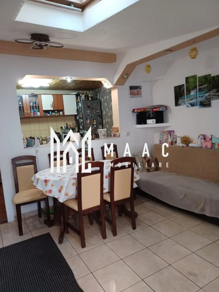 Casa 4 camere | Curte proprie | Central - MAAC Imobiliare vă oferă spre vânzare o proprietate deosebită, o casă pe structură modulară, amplasată într-o zonă retrasă și liniștită, ideală pentru cei care caută un spațiu confortabil și intim. Casa, alcătuită din două module distincte, este compartimentată eficient pentru a oferi confortul și funcționalitatea necesară unei familii. Modulul 1: Cuprinde o cameră, o bucătărie, o baie modernă cu duș și un hol de acces. Modulul 2: Dispune de un living spațios, două camere, o bucătărie bine echipată, o baie generoasă cu cadă, o baie de serviciu, o cămară și un hol larg. Podul înalt al locuinței oferă posibilitatea de mansardare, adăugând un spațiu suplimentar care poate fi amenajat conform preferințelor viitorilor proprietari. Acoperiș din țiglă: Bine întreținut, garantând protecția locuinței și durabilitatea acesteia pe termen lung. Accesul in curtea privata se face printr-un spatiu comun. Casa se vinde parțial mobilată și utilată, permițând o mutare rapidă fără necesitatea unor investiții suplimentare. Ultima renovare a fost realizată în 2020, aducând proprietatea la standarde moderne. Această proprietate este alegerea perfectă pentru o familie care își dorește un cămin primitor, într-o zonă liniștită și accesibilă. Nu ratați ocazia de a vă stabili într-o locuință care combină eleganța cu funcționalitatea. Cifrele din anunt nu sunt exacte intrucat nu au fost facute masuratori pentru realizarea acestui anunt. Pentru mai multe informații și pentru programarea unei vizionări, vă rugăm să ne contactați si sa specificat ID- CP2092821. }}