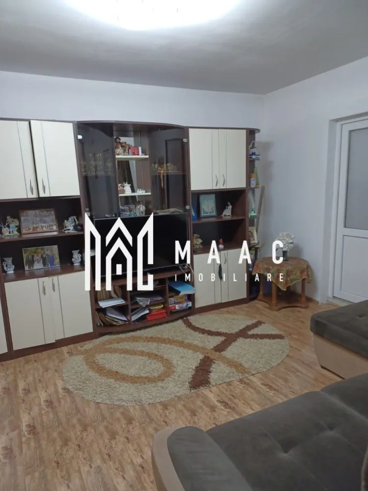 Casa 4 camere | Curte proprie | Central - MAAC Imobiliare vă oferă spre vânzare o proprietate deosebită, o casă pe structură modulară, amplasată într-o zonă retrasă și liniștită, ideală pentru cei care caută un spațiu confortabil și intim. Casa, alcătuită din două module distincte, este compartimentată eficient pentru a oferi confortul și funcționalitatea necesară unei familii. Modulul 1: Cuprinde o cameră, o bucătărie, o baie modernă cu duș și un hol de acces. Modulul 2: Dispune de un living spațios, două camere, o bucătărie bine echipată, o baie generoasă cu cadă, o baie de serviciu, o cămară și un hol larg. Podul înalt al locuinței oferă posibilitatea de mansardare, adăugând un spațiu suplimentar care poate fi amenajat conform preferințelor viitorilor proprietari. Acoperiș din țiglă: Bine întreținut, garantând protecția locuinței și durabilitatea acesteia pe termen lung. Accesul in curtea privata se face printr-un spatiu comun. Casa se vinde parțial mobilată și utilată, permițând o mutare rapidă fără necesitatea unor investiții suplimentare. Ultima renovare a fost realizată în 2020, aducând proprietatea la standarde moderne. Această proprietate este alegerea perfectă pentru o familie care își dorește un cămin primitor, într-o zonă liniștită și accesibilă. Nu ratați ocazia de a vă stabili într-o locuință care combină eleganța cu funcționalitatea. Cifrele din anunt nu sunt exacte intrucat nu au fost facute masuratori pentru realizarea acestui anunt. Pentru mai multe informații și pentru programarea unei vizionări, vă rugăm să ne contactați si sa specificat ID- CP2092821. }}