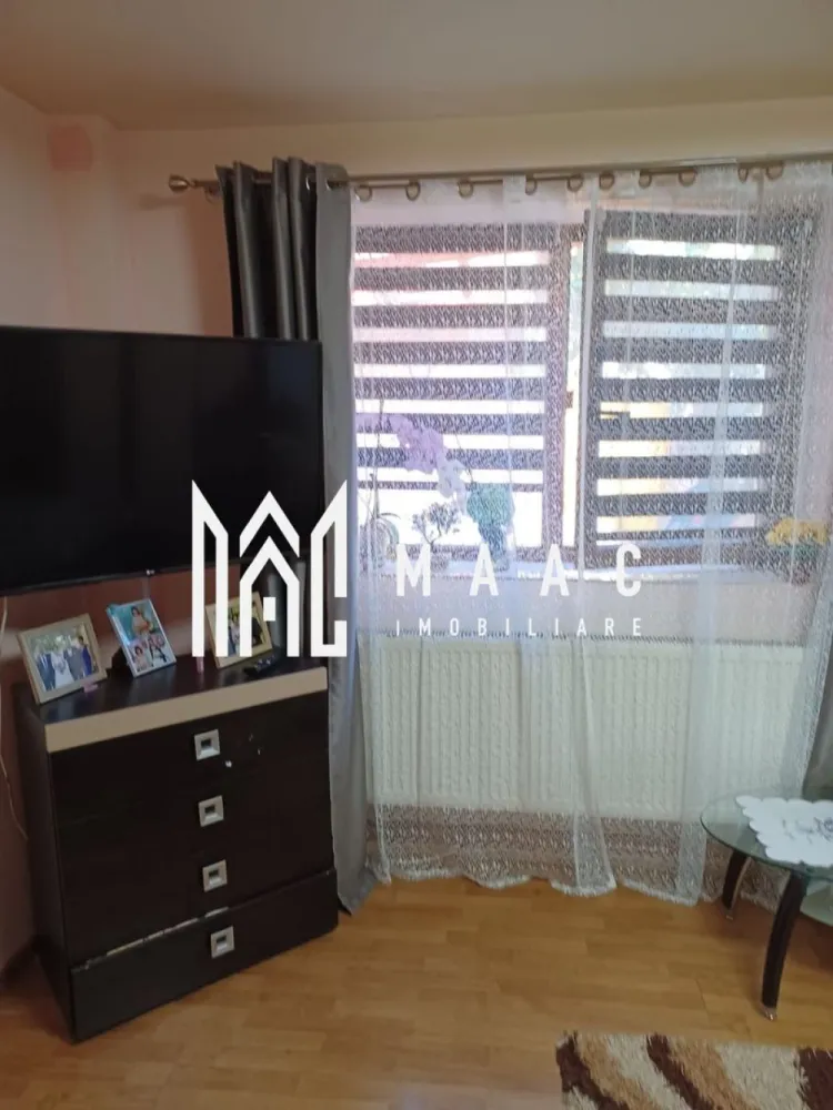 Casa 4 camere | Curte proprie | Central - MAAC Imobiliare vă oferă spre vânzare o proprietate deosebită, o casă pe structură modulară, amplasată într-o zonă retrasă și liniștită, ideală pentru cei care caută un spațiu confortabil și intim. Casa, alcătuită din două module distincte, este compartimentată eficient pentru a oferi confortul și funcționalitatea necesară unei familii. Modulul 1: Cuprinde o cameră, o bucătărie, o baie modernă cu duș și un hol de acces. Modulul 2: Dispune de un living spațios, două camere, o bucătărie bine echipată, o baie generoasă cu cadă, o baie de serviciu, o cămară și un hol larg. Podul înalt al locuinței oferă posibilitatea de mansardare, adăugând un spațiu suplimentar care poate fi amenajat conform preferințelor viitorilor proprietari. Acoperiș din țiglă: Bine întreținut, garantând protecția locuinței și durabilitatea acesteia pe termen lung. Accesul in curtea privata se face printr-un spatiu comun. Casa se vinde parțial mobilată și utilată, permițând o mutare rapidă fără necesitatea unor investiții suplimentare. Ultima renovare a fost realizată în 2020, aducând proprietatea la standarde moderne. Această proprietate este alegerea perfectă pentru o familie care își dorește un cămin primitor, într-o zonă liniștită și accesibilă. Nu ratați ocazia de a vă stabili într-o locuință care combină eleganța cu funcționalitatea. Cifrele din anunt nu sunt exacte intrucat nu au fost facute masuratori pentru realizarea acestui anunt. Pentru mai multe informații și pentru programarea unei vizionări, vă rugăm să ne contactați si sa specificat ID- CP2092821. }}