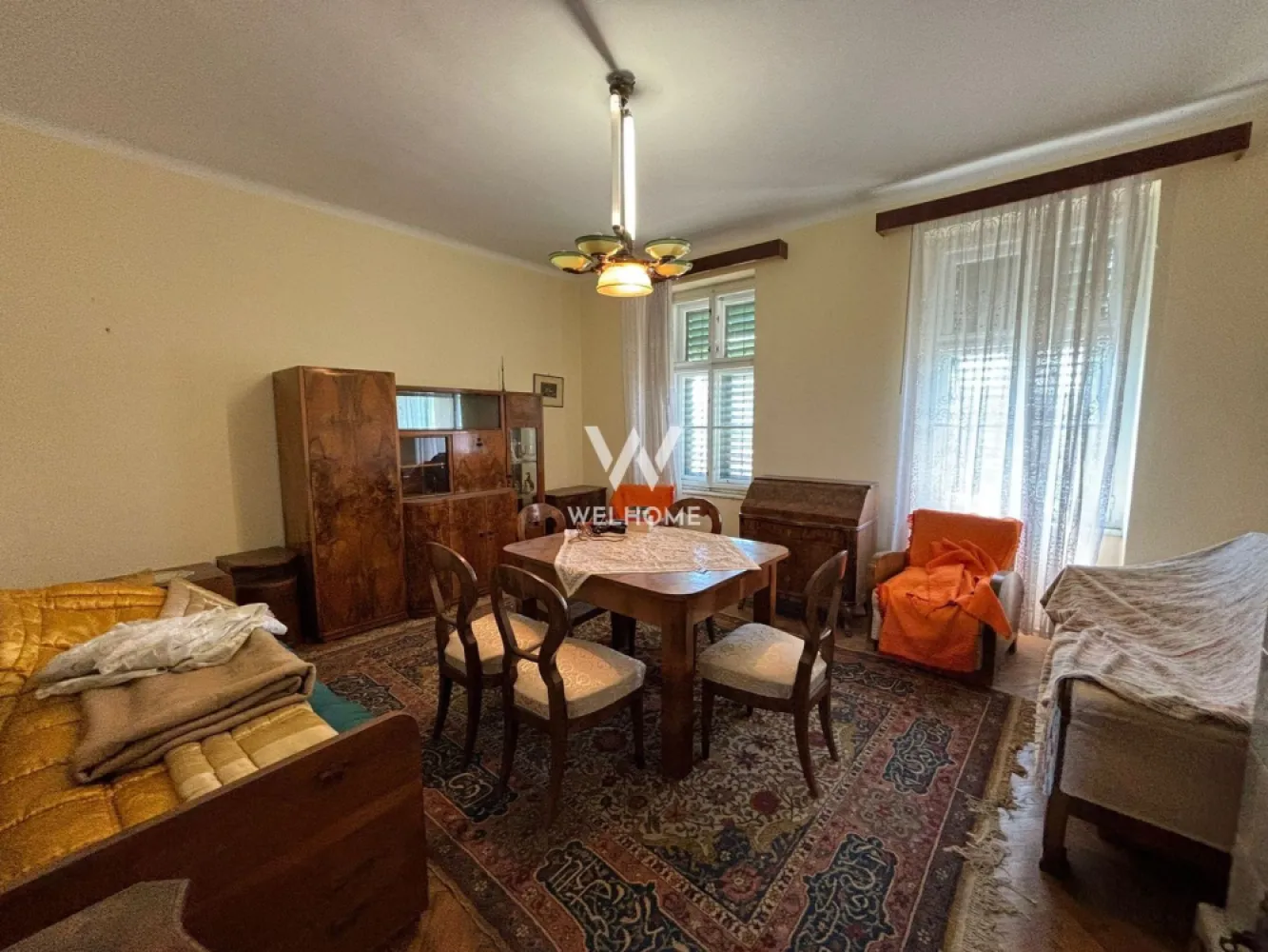 Apartament DECOMANDAT 2 camere - zona Centrala - Apartament 75 mp, bucatarie separata, 2 bai - str. Rennes 

Oportunitate investitie
- la 3 minute de Parcul Sub Arini
- Suprafata utila: 75 mp
- Compartimentat astfel: hol acces, living, bucatarie separata, dormitor, baie cu geam, baie de serviciu si debara.
- Imobilul beneficiaza de pivnita proprie circa 12 mp si pod.
- Apartamentul se preda mobilat exact ca in poze.
- Localizat intr-o zona buna in imediata apropiere a centrului istoric si a Parcului Sub Arini.
- Pretabi pentru regim hotelier, spatiu de birouri, locuit sau diverse activitati.

Telefon: 0747639802
Pret: 145.000 Euro Negociabil