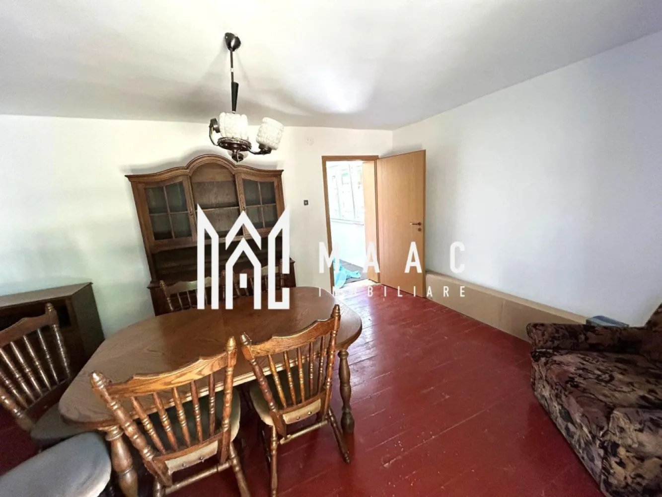 Casa 3 camere I Acces auto I Teren 1.177 mp I Cisnadioara - MAAC Imobiliare va propune spre vanzare o proprietate cu potential , situata in zona centrala a Cisnadioarei. Casa are regim de inaltime P+E+P. Parterul cuprinde: bucatarie spatioasa, camara, pivnita, camera tehnica; la etaj-living, doua dormitoare, baie, dressing. Utilitati: apa- din fantana (acum se poate face racordarea la reteaua publica) ; canalizarea-actualmente,functioneaza cea veche, facuta de sasi (dar se poate racorda la cea noua, a satului); curentul-in casa (instalatia electrica a fost schimbata); gazul-la coltul casei. La acest moment casa e ramasa la stadiul de inceput de renovare: nu are sursa de caldura (nici centrala, nici sobe), dusumeaua este cea veche, are termopane si obloane de aluminiu noi, acoperisul e abia schimbat. Intre niveluri-placa de beton. Se vinde partial mobilata-asa cum se vede in poze. Accesul in proprietate este comun cu al altei proprietati. Curtea este individuala. E compusa dintr-o parte destinata relaxarii, pavata, cu loc de barbeque si inca o portiune generoasa de gradina. Pozitionarea, dimensiunea terenului, modul in care e configurata casa-iata aspecte care recomanda locatia pentru amenajare si cazare turistica. In acelasi timp se preteaza, cu modernizarile ce se impun, si pentru rezidenta. Peisajul este superb! In imediata apropiere se afla centre comerciale, culturale, turistice, etc Zona are potential turistic, imobiliar si este in plin proces de modernizare. Pentru mai multe detalii precizati telefonic ca ati vazut anuntul cu ID: CP2091198 }}