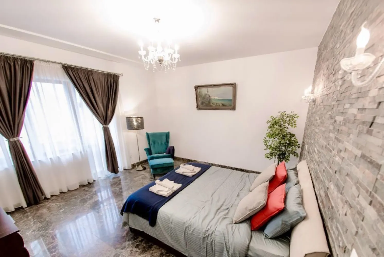 Universitate apartament 5 camere 220 mp de inchiriat - K Imobiare prezinta in zona Univertate bloc fara risc seismic stradal , apartament 5 camere , 3 balcoane , 3 gruouri sanitare , suprafata 220 mp , mobilat si utilat complet , centrala termica de apartament , incalzire in pardoseala.