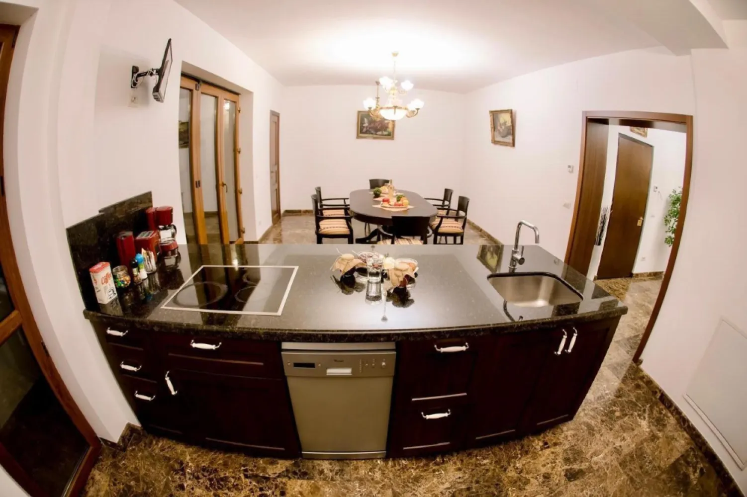 Universitate apartament 5 camere 220 mp de inchiriat - K Imobiare prezinta in zona Univertate bloc fara risc seismic stradal , apartament 5 camere , 3 balcoane , 3 gruouri sanitare , suprafata 220 mp , mobilat si utilat complet , centrala termica de apartament , incalzire in pardoseala.