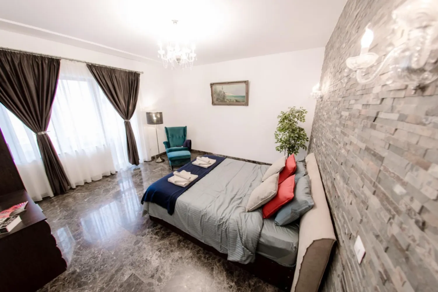 Universitate apartament 5 camere 220 mp de inchiriat - K Imobiare prezinta in zona Univertate bloc fara risc seismic stradal , apartament 5 camere , 3 balcoane , 3 gruouri sanitare , suprafata 220 mp , mobilat si utilat complet , centrala termica de apartament , incalzire in pardoseala.