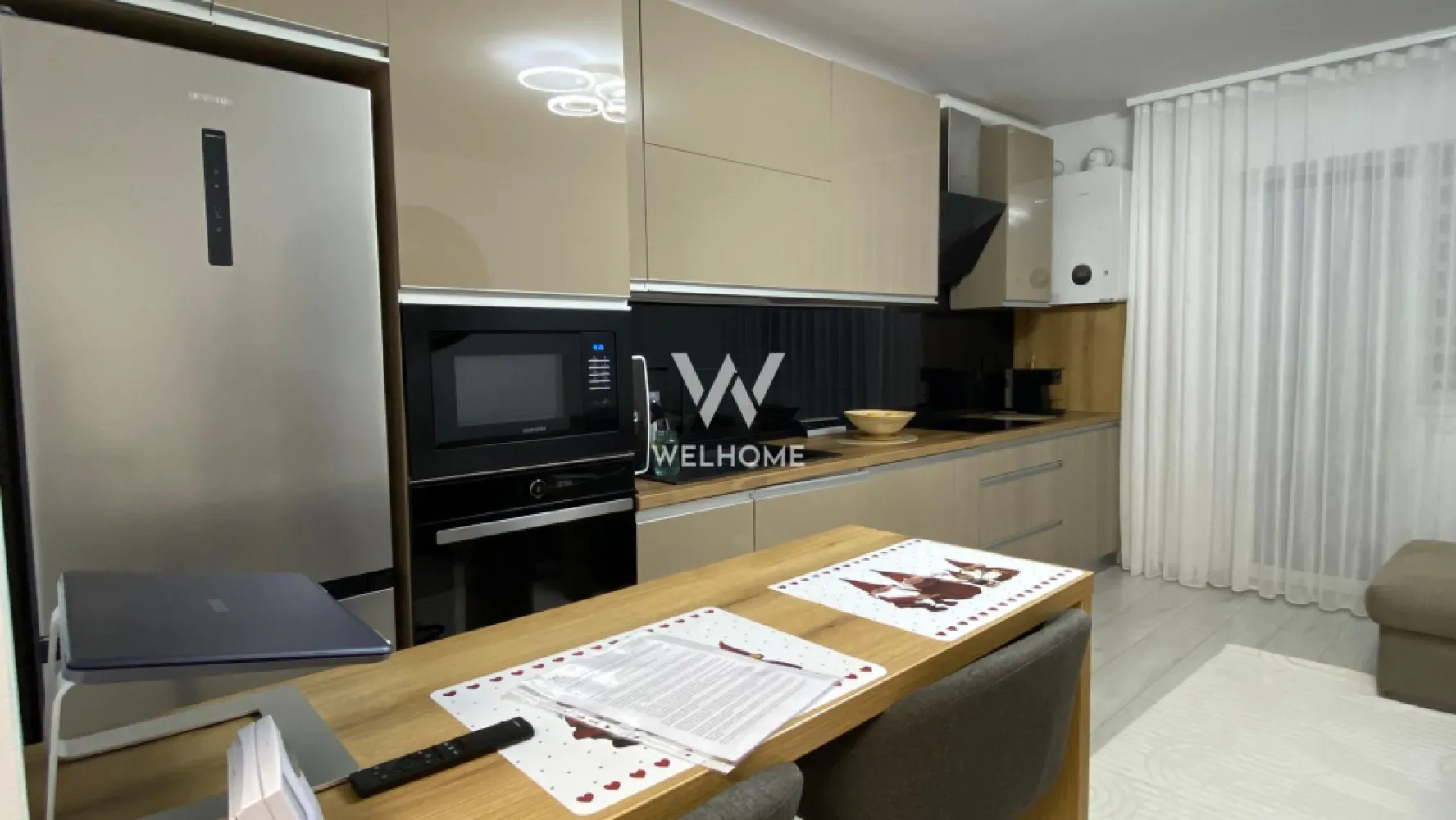 Superb apartament in zona El Gringo, Selimbar Sibiu - Spre vanzare un superb apartament modern cu 2 camere in Selimbar si 2 locuri de parcare, pod propriu și vedere superbă spre Munții Făgăraș . Apartamentul se vinde mobilat, unul dintre avantajele rare ale acestui apartament este podul propriu perfect pentru depozitare sau amenajare în funcție de nevoi . Dotări: aer condiționat, mașină de spălat vase, mașină de spălat haine cu uscător, frigider, plită electrică,centrală Bosch , cuptor , balcon de 4mp.

Pret: 125 000euro. 
Se percepe comision către agenție.
Detalii: 0745 99 55 37 Mihai