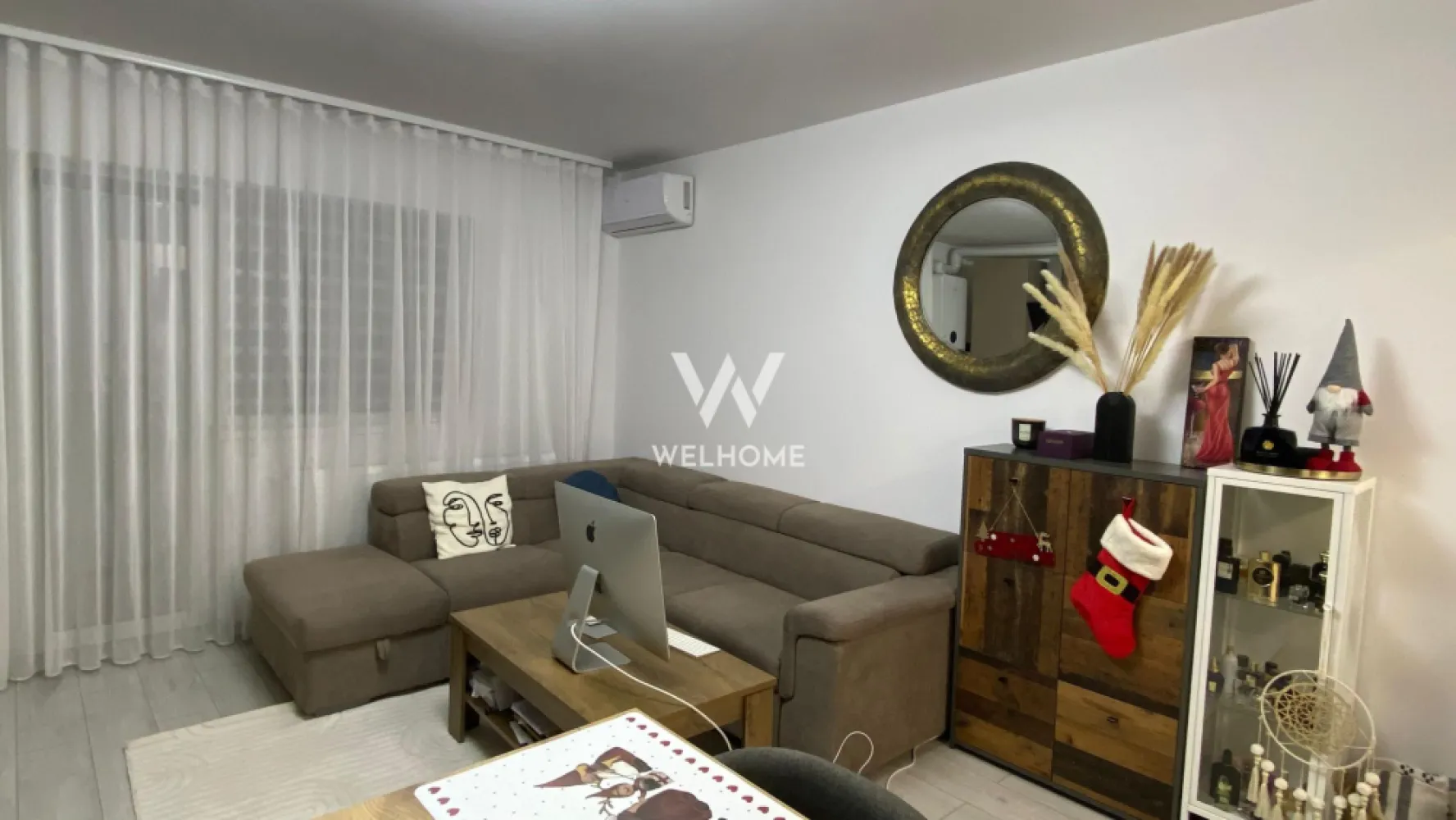 Superb apartament in zona El Gringo, Selimbar Sibiu - Spre vanzare un superb apartament modern cu 2 camere in Selimbar si 2 locuri de parcare, pod propriu și vedere superbă spre Munții Făgăraș . Apartamentul se vinde mobilat, unul dintre avantajele rare ale acestui apartament este podul propriu perfect pentru depozitare sau amenajare în funcție de nevoi . Dotări: aer condiționat, mașină de spălat vase, mașină de spălat haine cu uscător, frigider, plită electrică,centrală Bosch , cuptor , balcon de 4mp.

Pret: 125 000euro. 
Se percepe comision către agenție.
Detalii: 0745 99 55 37 Mihai