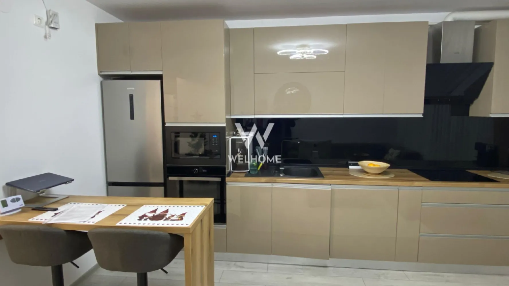 Superb apartament in zona El Gringo, Selimbar Sibiu - Spre vanzare un superb apartament modern cu 2 camere in Selimbar si 2 locuri de parcare, pod propriu și vedere superbă spre Munții Făgăraș . Apartamentul se vinde mobilat, unul dintre avantajele rare ale acestui apartament este podul propriu perfect pentru depozitare sau amenajare în funcție de nevoi . Dotări: aer condiționat, mașină de spălat vase, mașină de spălat haine cu uscător, frigider, plită electrică,centrală Bosch , cuptor , balcon de 4mp.

Pret: 125 000euro. 
Se percepe comision către agenție.
Detalii: 0745 99 55 37 Mihai