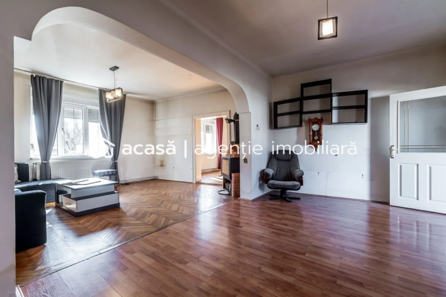 Casa ideală pentru familie: școală la 3 min + anexă pentru bunici - O proprietate potrivită pentru o familie care își dorește liniște, spațiu și acces rapid la școală și grădiniță.

Casa este situată în zona veche din Vladimirescu, o zonă apreciată pentru străzile liniștite, fără trafic intens, diferită de cartierele noi aflate în dezvoltare.
Un mare avantaj pentru familiile cu copii: grădinița și școala sunt la aproximativ 3 minute de mers pe jos, astfel încât cei mici pot ajunge ușor și în siguranță.

Locuința principală este construită din cărămidă și are o compartimentare practică:

2 dormitoare
living foarte spațios
bucătărie
baie generoasă cu cadă mare

Un plus important al proprietății este anexa/apartamentul lipit de casa principală, cu baie proprie, ideal pentru:
bunici care locuiesc aproape de familie
un adolescent care își dorește mai multă independență
sau chiar un spațiu pentru oaspeți.

Curtea oferă spațiu verde și loc suficient pentru serile liniștite petrecute în familie, iar în fața casei există locuri de parcare.
Proprietatea mai dispune de 2 garaje spațioase, utile atât pentru mașini, cât și pentru depozitare.

Dacă îți dorești o casă într-o zonă liniștită, cu acces rapid la școală și spațiu pentru întreaga familie, această proprietate merită văzută.

Pentru detalii și programarea unei vizionări:
Andrei Caracioni – Acasă Arad
📞 0757 662 907

Cod proprietate: CP2942178
