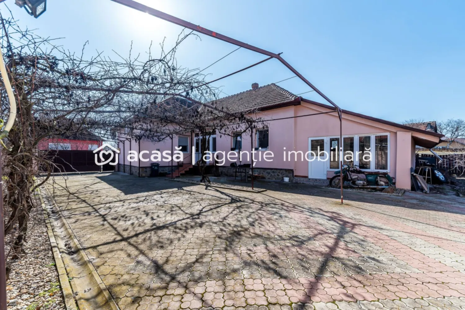 Casa ideală pentru familie: școală la 3 min + anexă pentru bunici - O proprietate potrivită pentru o familie care își dorește liniște, spațiu și acces rapid la școală și grădiniță.

Casa este situată în zona veche din Vladimirescu, o zonă apreciată pentru străzile liniștite, fără trafic intens, diferită de cartierele noi aflate în dezvoltare.
Un mare avantaj pentru familiile cu copii: grădinița și școala sunt la aproximativ 3 minute de mers pe jos, astfel încât cei mici pot ajunge ușor și în siguranță.

Locuința principală este construită din cărămidă și are o compartimentare practică:

2 dormitoare
living foarte spațios
bucătărie
baie generoasă cu cadă mare

Un plus important al proprietății este anexa/apartamentul lipit de casa principală, cu baie proprie, ideal pentru:
bunici care locuiesc aproape de familie
un adolescent care își dorește mai multă independență
sau chiar un spațiu pentru oaspeți.

Curtea oferă spațiu verde și loc suficient pentru serile liniștite petrecute în familie, iar în fața casei există locuri de parcare.
Proprietatea mai dispune de 2 garaje spațioase, utile atât pentru mașini, cât și pentru depozitare.

Dacă îți dorești o casă într-o zonă liniștită, cu acces rapid la școală și spațiu pentru întreaga familie, această proprietate merită văzută.

Pentru detalii și programarea unei vizionări:
Andrei Caracioni – Acasă Arad
📞 0757 662 907

Cod proprietate: CP2942178