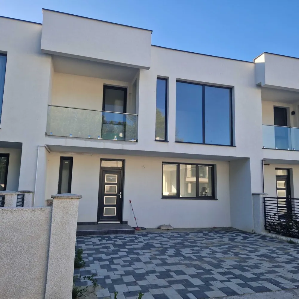 BRASADAS vinde casa cu 3 cam 2024 finisata Panait Cerna - Agenția imobiliara BRASADAS vinde casa costruita recent si finisata extrem de bine cu toate necesitatile.

Exterior: parcare pentru 2 autoturizme , terasa in spate si teren.

Parter: Living, Bucutarie complet echipata si wc de serviciu.

Etaj: 3 dormitoare cu iesire la balcon. Dormitorul parintesc cu baie privata wc si jacuzzi si a 2 baie comuna cu Wc si dus italian.

Incalzire in pardosoala si in bai calorifere pe o centrala cu gaz.

Si tot e racordat: gaz electricitate apa si canalizare.

Mai trebuie doar mobilier.

www.brasadas.com.