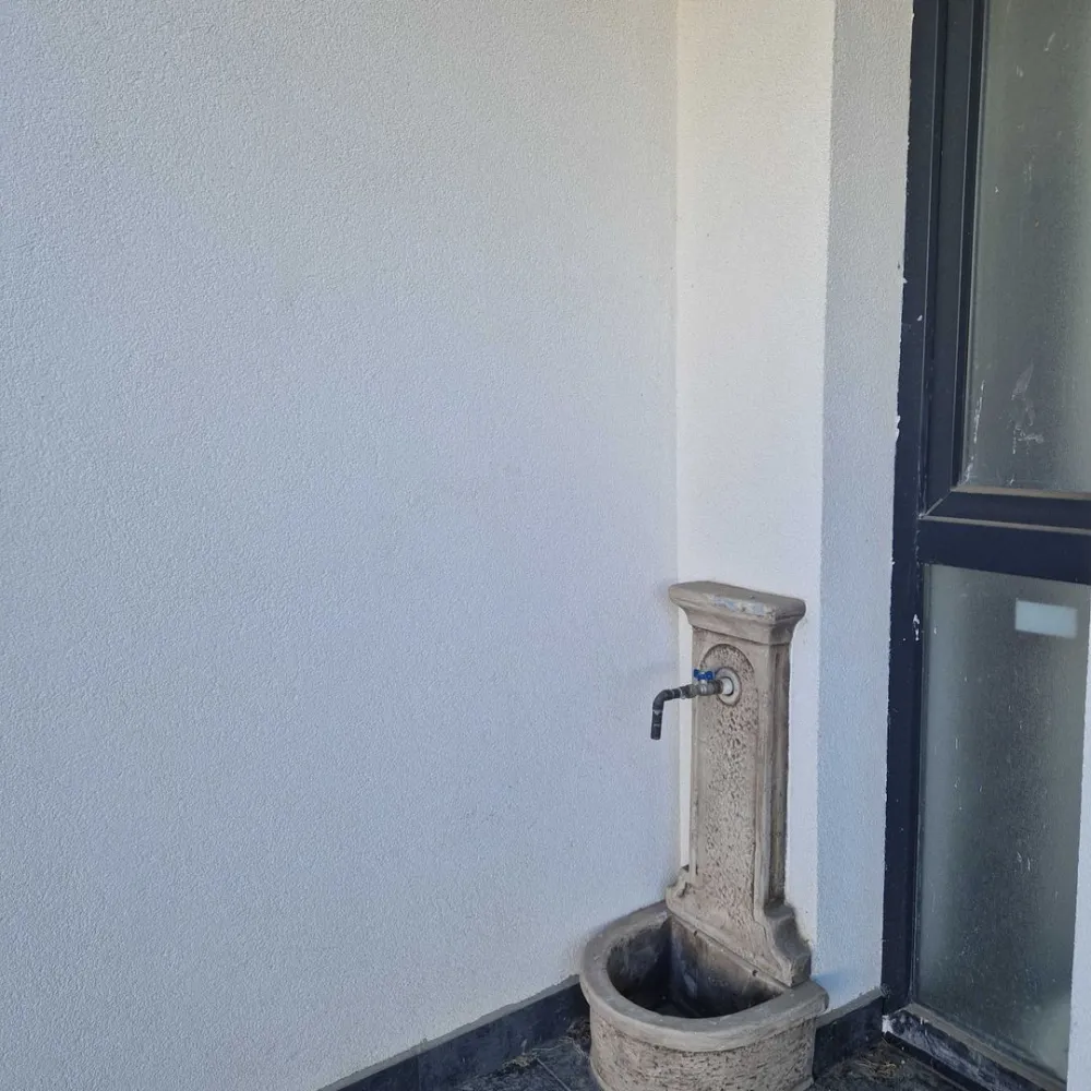 BRASADAS vinde casa cu 3 cam 2024 finisata Panait Cerna - Agenția imobiliara BRASADAS vinde casa costruita recent si finisata extrem de bine cu toate necesitatile.

Exterior: parcare pentru 2 autoturizme , terasa in spate si teren.

Parter: Living, Bucutarie complet echipata si wc de serviciu.

Etaj: 3 dormitoare cu iesire la balcon. Dormitorul parintesc cu baie privata wc si jacuzzi si a 2 baie comuna cu Wc si dus italian.

Incalzire in pardosoala si in bai calorifere pe o centrala cu gaz.

Si tot e racordat: gaz electricitate apa si canalizare.

Mai trebuie doar mobilier.

www.brasadas.com.