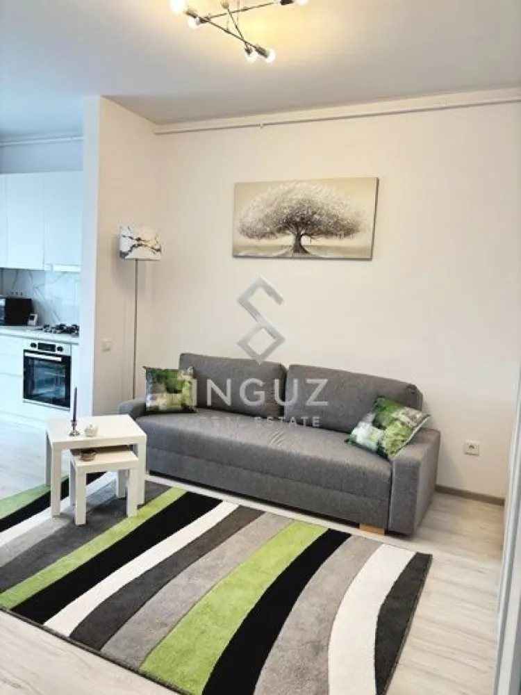 PRIMA ÎNCHIRIERE – Apartament 2 camere | Atena Residence – Pallady - PRIMA ÎNCHIRIERE – Apartament 2 camere | Atena Residence – Pallady

Se oferă spre închiriere un apartament modern cu 2 camere, aflat la prima închiriere, situat în complexul nou Atena Residence (finalizat în 2026), pe Drumul Gura Caliței nr. 121, Sector 3 – zona Theodor Pallady.

Apartamentul este situat la etajul 1/3 și are o suprafață utilă de 47 mp, fiind complet mobilat și utilat “la cheie”, cu absolut totul NOU.

Detalii apartament:
• Living cu bucătărie open-space
• Dormitor separat
• Baie modernă
• Balcon spațios
• Încălzire în pardoseală
• Centrală proprie
• Aer condiționat
• Smart TV
• Mașină de spălat
• Bucătărie complet utilată: plită, cuptor, hotă, frigider, cuptor cu microunde
• Electrocasnice și accesorii incluse: aspirator, fier de călcat, masă de călcat, mixer etc.

Extra beneficii:
• Loc de parcare subteran inclus
• Bloc nou cu lift
• Totul nou, impecabil și pregătit pentru primul locatar
• Acceptă studenți

Locație excelentă:
• Aproximativ 20 minute pietonal până la metrou Nicolae Teclu
• Acces rapid către IKEA, Leroy Merlin, Auchan, Kaufland, Jumbo, Decathlon și Altex

Preț: 550 Euro/lună (ușor negociabil)
Garanție: 1 lună

Inguz Real Estate