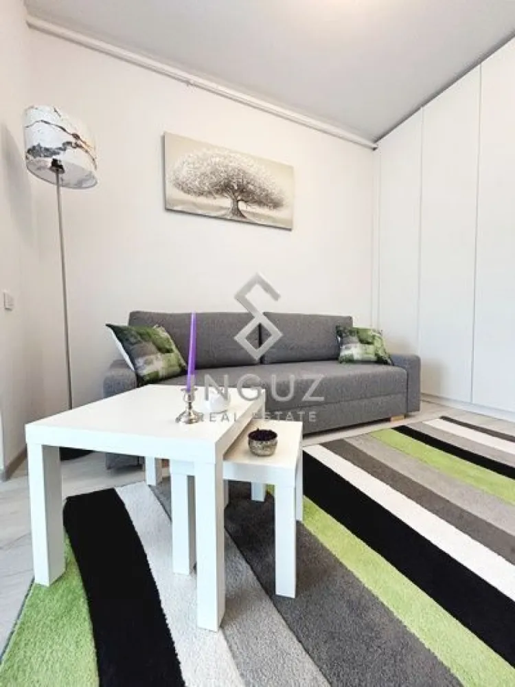 PRIMA ÎNCHIRIERE – Apartament 2 camere | Atena Residence – Pallady - PRIMA ÎNCHIRIERE – Apartament 2 camere | Atena Residence – Pallady

Se oferă spre închiriere un apartament modern cu 2 camere, aflat la prima închiriere, situat în complexul nou Atena Residence (finalizat în 2026), pe Drumul Gura Caliței nr. 121, Sector 3 – zona Theodor Pallady.

Apartamentul este situat la etajul 1/3 și are o suprafață utilă de 47 mp, fiind complet mobilat și utilat “la cheie”, cu absolut totul NOU.

Detalii apartament:
• Living cu bucătărie open-space
• Dormitor separat
• Baie modernă
• Balcon spațios
• Încălzire în pardoseală
• Centrală proprie
• Aer condiționat
• Smart TV
• Mașină de spălat
• Bucătărie complet utilată: plită, cuptor, hotă, frigider, cuptor cu microunde
• Electrocasnice și accesorii incluse: aspirator, fier de călcat, masă de călcat, mixer etc.

Extra beneficii:
• Loc de parcare subteran inclus
• Bloc nou cu lift
• Totul nou, impecabil și pregătit pentru primul locatar
• Acceptă studenți

Locație excelentă:
• Aproximativ 20 minute pietonal până la metrou Nicolae Teclu
• Acces rapid către IKEA, Leroy Merlin, Auchan, Kaufland, Jumbo, Decathlon și Altex

Preț: 550 Euro/lună (ușor negociabil)
Garanție: 1 lună

Inguz Real Estate