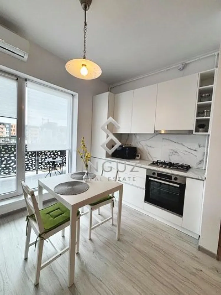 PRIMA ÎNCHIRIERE – Apartament 2 camere | Atena Residence – Pallady - PRIMA ÎNCHIRIERE – Apartament 2 camere | Atena Residence – Pallady

Se oferă spre închiriere un apartament modern cu 2 camere, aflat la prima închiriere, situat în complexul nou Atena Residence (finalizat în 2026), pe Drumul Gura Caliței nr. 121, Sector 3 – zona Theodor Pallady.

Apartamentul este situat la etajul 1/3 și are o suprafață utilă de 47 mp, fiind complet mobilat și utilat “la cheie”, cu absolut totul NOU.

Detalii apartament:
• Living cu bucătărie open-space
• Dormitor separat
• Baie modernă
• Balcon spațios
• Încălzire în pardoseală
• Centrală proprie
• Aer condiționat
• Smart TV
• Mașină de spălat
• Bucătărie complet utilată: plită, cuptor, hotă, frigider, cuptor cu microunde
• Electrocasnice și accesorii incluse: aspirator, fier de călcat, masă de călcat, mixer etc.

Extra beneficii:
• Loc de parcare subteran inclus
• Bloc nou cu lift
• Totul nou, impecabil și pregătit pentru primul locatar
• Acceptă studenți

Locație excelentă:
• Aproximativ 20 minute pietonal până la metrou Nicolae Teclu
• Acces rapid către IKEA, Leroy Merlin, Auchan, Kaufland, Jumbo, Decathlon și Altex

Preț: 550 Euro/lună (ușor negociabil)
Garanție: 1 lună

Inguz Real Estate