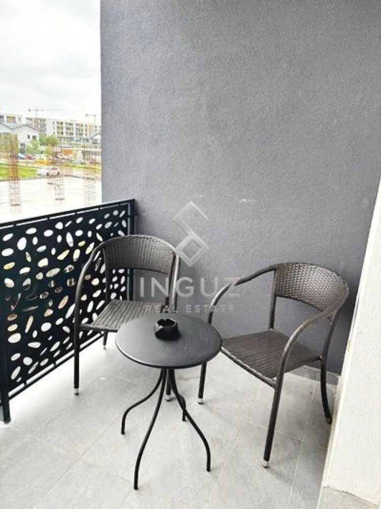 PRIMA ÎNCHIRIERE – Apartament 2 camere | Atena Residence – Pallady - PRIMA ÎNCHIRIERE – Apartament 2 camere | Atena Residence – Pallady

Se oferă spre închiriere un apartament modern cu 2 camere, aflat la prima închiriere, situat în complexul nou Atena Residence (finalizat în 2026), pe Drumul Gura Caliței nr. 121, Sector 3 – zona Theodor Pallady.

Apartamentul este situat la etajul 1/3 și are o suprafață utilă de 47 mp, fiind complet mobilat și utilat “la cheie”, cu absolut totul NOU.

Detalii apartament:
• Living cu bucătărie open-space
• Dormitor separat
• Baie modernă
• Balcon spațios
• Încălzire în pardoseală
• Centrală proprie
• Aer condiționat
• Smart TV
• Mașină de spălat
• Bucătărie complet utilată: plită, cuptor, hotă, frigider, cuptor cu microunde
• Electrocasnice și accesorii incluse: aspirator, fier de călcat, masă de călcat, mixer etc.

Extra beneficii:
• Loc de parcare subteran inclus
• Bloc nou cu lift
• Totul nou, impecabil și pregătit pentru primul locatar
• Acceptă studenți

Locație excelentă:
• Aproximativ 20 minute pietonal până la metrou Nicolae Teclu
• Acces rapid către IKEA, Leroy Merlin, Auchan, Kaufland, Jumbo, Decathlon și Altex

Preț: 550 Euro/lună (ușor negociabil)
Garanție: 1 lună

Inguz Real Estate