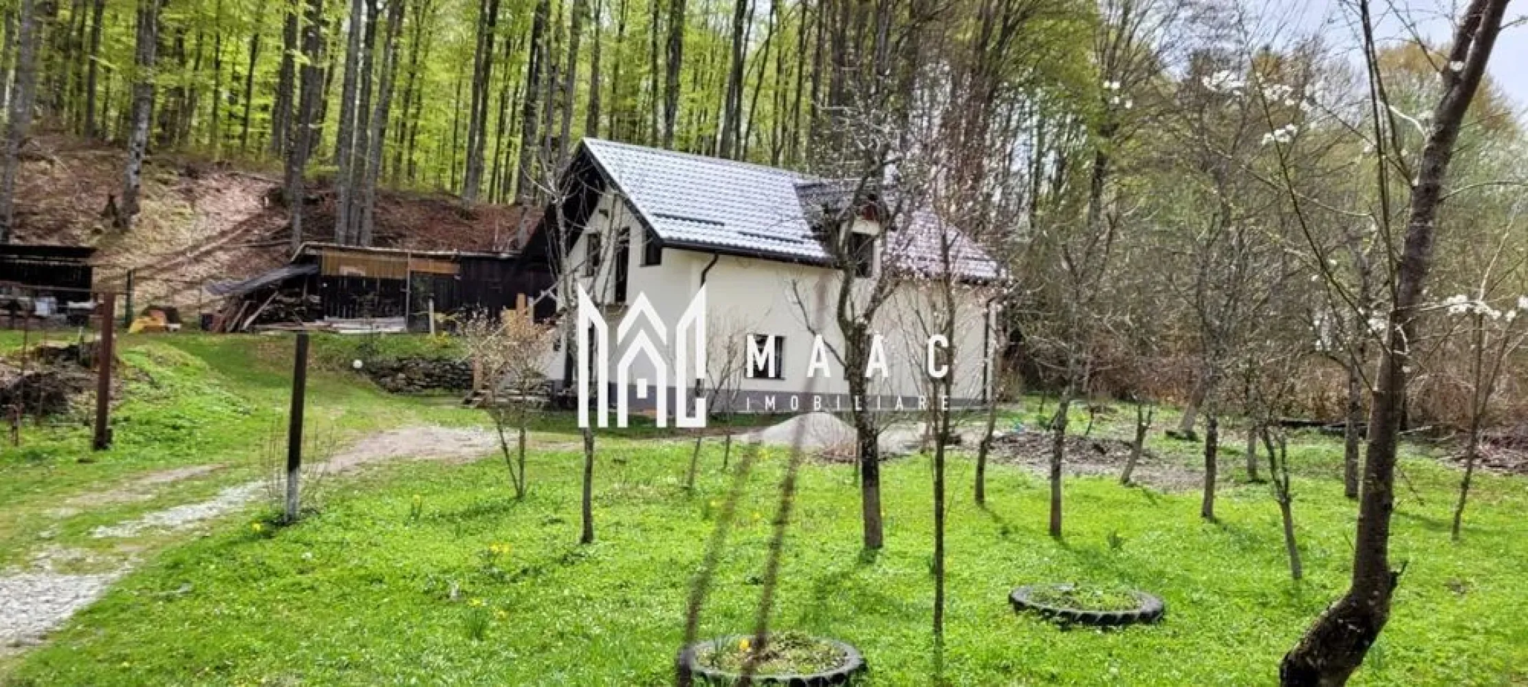 Casa 4 Camere | 600 MP Teren | Avrig - MAAC Imobiliare vă propune spre vânzare o casă de vacanță amplasată pe strada principală din Valea Avrigului, oferind un spațiu generos și multiple facilități pentru confortul dumneavoastră. Detalii proprietate: Suprafață utila: 142 mp Compartimentare: Parter: living spațios, bucătărie complet utilată, baie, pivniță Etaj: 3 camere, 2 băi, hol, acces prin scări interioare și exterioare Teren: 600 mp (posibil extindere la 1100 mp) Dotări și facilități: Apă din foraj de 65 m Curent electric, inclusiv panouri solare Încălzire cu termosemineu pe lemne, calorifere și boiler de 120 L 2 foișoare ideale pentru relaxare Magazii pentru depozitarea lemnelor Această proprietate este perfectă pentru cei care doresc să evadeze din agitația urbană și să se bucure de natură. Pentru mai multe informații și pentru a programa o vizionare, vă rugăm să ne contactați ID:CP2089927 }}