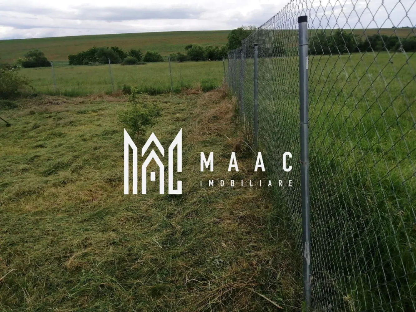 Teren Extravilan | Imprejmuit | 2216mp | Sura Mica - MAAC Imobiliare vă prezintă un teren extravilan de 2216 mp, ideal pentru diverse activități sau investiții. Terenul este împrejmuit cu gard de plasă și oferă o lungime generoasă de 179 m. Detalii Proprietate: Suprafață: 2216 mp Lungime: 179 m Împrejmuire: Gard de plasă Facilități și Avantaje: Împrejmuire completă: Terenul este delimitat cu un gard de plasă, asigurând securitate și claritate în privința limitelor. Dimensiuni generoase: Lungimea de 179 m oferă multiple posibilități de utilizare. Condiții de Vânzare: Ideal pentru investitori sau pentru cei care doresc un teren cu multiple utilizări. Pentru mai multe detalii și pentru a programa o vizionare, vă rugăm să ne contactați comunicând ID: CP2089220 }}