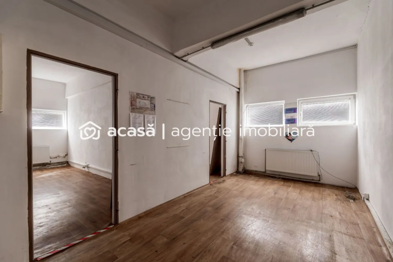 Hala productie si depozitare - Detalii proprietate

* Suprafață construită desfășurată: 1.374 mp
* Tip construcție: Beton/cărămidă
* Locuri de parcare: Disponibile în față, spate și pe lateral, inclusiv parcare acoperită cu pietriș

Utilități și dotări

* Sistem de monitorizare, pază și alarmă
* Curent trifazic, apă, canalizare
* Încălzire pe peleți cu suflante și calorifere
* Rezervor de apă
* Autorizație PSI

Parter 

* Înălțime: 3.2 m (înălțime utilă: 2.9 m)
* Acces: 2 căi pietonale cu uși din termopan, rampă de acces (lățime 2.5 m, înălțime 2.65 m)

Dotări:

* Geamuri termopan
* Scara de acces + lift de marfă (capacitate 1 tonă)
* Grup sanitar
* Bucătărie/sală de mese
* Vestiar
* 2 camere tehnice
* 4 birouri
* Calorifere
* Suflante

Etaj 

* Înălțime: 4.5 m (înălțime utilă: 3.8 m)
Dotări:
* Geamuri termopan
* Calorifere
* Suflante