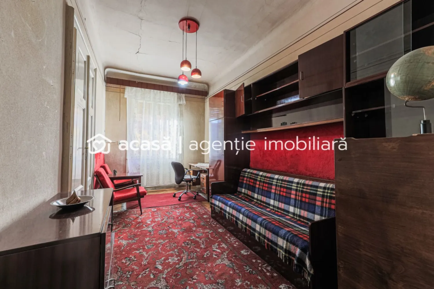 REZERVAT! Un etaj întreg. Trei unități. O singură decizie bună. - Ți-ai imaginat vreodată cum ar fi să ai un etaj întreg doar pentru tine, chiar ultracentral? O proprietate ultracentrală care îți dă spațiu + flexibilitate + libertate?

Etaj complet – 177 mp utili | 3 unități distincte | imobil cu un singur nivel | Preț listare: 171.900 EURO | Comision zero!

130 mp – apartament principal: 4 camere, baie, bucătărie spațioasă
35 mp – apartament secundar: 1 cameră, baie, bucătărie
12 mp – anexă cu baie proprie (oaspeți / hobby / depozitare)

Da, necesită renovare — și tocmai asta e partea bună: alegi tu stilul, compartimentarea, vibe-ul. Imaginează-ți un apartament mare pentru familie, iar celelalte două unități… fie pentru părinți, fie pentru birou, fie ca sursă de venit din chirie.

Acces prin curte comună cu doar doi vecini, o atmosferă intimă și liniștită, rară în ultracentral.

Poți locui ca familie extinsă, poți combina locuirea cu închirierea sau poți crea o investiție cu randament foarte bun, chiar în centrul Aradului.

📞 Pentru detalii și programarea unei vizionări sună‑mă acum, sunt Mihai Molnar și am numărul de telefon: 0761 899 230

💳 Nu dispui de toată suma? Te ajutăm gratuit! Îți obținem oferte de la 16 bănci.
🏡 Ai o proprietate de vânzare în Arad și vrei să știi cât valorează cu adevărat? Sună‑mă pentru o evaluare gratuită, fără obligații.

🏢 ACASĂ | Agenție imobiliară Arad
Bulevardul Decebal 2, Arad 310133