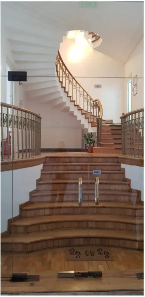 Ag BRASADAS închiriază vila cu 22 camere Piata Universitatii - Agenția BRASADAS închiriază vila interbelica de exceptie, consolidata si renovata în zona Piata Universitatii. 
Ultima renovare : ianuarie 2018. 
Dispune de 3 locuri de parcare in garaj si locuri de parcare in curte.
Vila este ideala pentru birouri, clinica, scoala.
Vila dispune de camere cu inaltimi mari (4m), toate camerele beneficiind de lumina naturala.
Pentru mai multe oferte accesați www.brasadas.com.