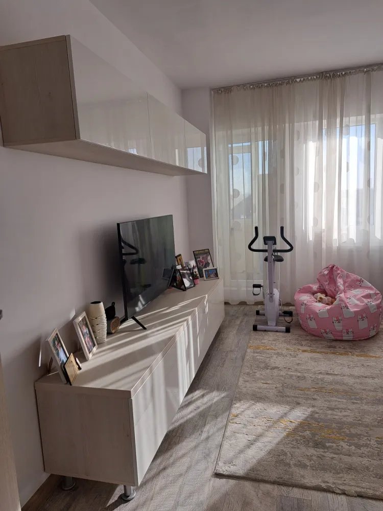 Vand apartament 3 camere complex Adm - Nazuintei - Leroy Merlin - 🏡 Apartament spațios cu 3 camere | 92 mp | Complex ADM Residence – BragadiruO locuință ideală pentru o familie care își dorește spațiu, confort și acces rapid către toate facilitățile importante.📍 Situat în Complex ADM Residence, bloc construit în 2021, la etajul 4 din 8.✔️ 92 mp✔️ 3 camere decomandate✔️ 2 băi✔️ bucătărie închisă✔️ 2 balcoane închise cu termopan✔️ loc de parcare inclus✔️ vedere liberă✔️ mobilat și parțial utilatTot ce ai nevoie este foarte aproape:🏫 Școală la 10 minute de mers pe jos🧸 Grădiniță la 5 minute de mers pe jos🚌 Stație RATB la 5 minute de mers pe jos🛍️ Magazine la parterul blocului și în apropiere: Mega Image, Kaufland, Lidl, Leroy MerlinApartamentul este luminos, bine compartimentat și pregătit pentru mutare.💰 Preț: 118.000 euroPentru mai multe detalii sau programarea unei vizionări, mesaj privat/inbox.0733.203.573