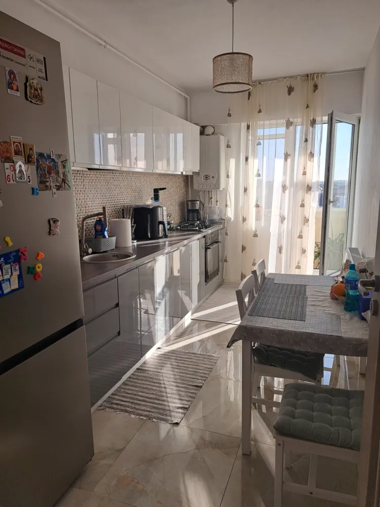 Vand apartament 3 camere complex Adm - Nazuintei - Leroy Merlin - 🏡 Apartament spațios cu 3 camere | 92 mp | Complex ADM Residence – BragadiruO locuință ideală pentru o familie care își dorește spațiu, confort și acces rapid către toate facilitățile importante.📍 Situat în Complex ADM Residence, bloc construit în 2021, la etajul 4 din 8.✔️ 92 mp✔️ 3 camere decomandate✔️ 2 băi✔️ bucătărie închisă✔️ 2 balcoane închise cu termopan✔️ loc de parcare inclus✔️ vedere liberă✔️ mobilat și parțial utilatTot ce ai nevoie este foarte aproape:🏫 Școală la 10 minute de mers pe jos🧸 Grădiniță la 5 minute de mers pe jos🚌 Stație RATB la 5 minute de mers pe jos🛍️ Magazine la parterul blocului și în apropiere: Mega Image, Kaufland, Lidl, Leroy MerlinApartamentul este luminos, bine compartimentat și pregătit pentru mutare.💰 Preț: 118.000 euroPentru mai multe detalii sau programarea unei vizionări, mesaj privat/inbox.0733.203.573