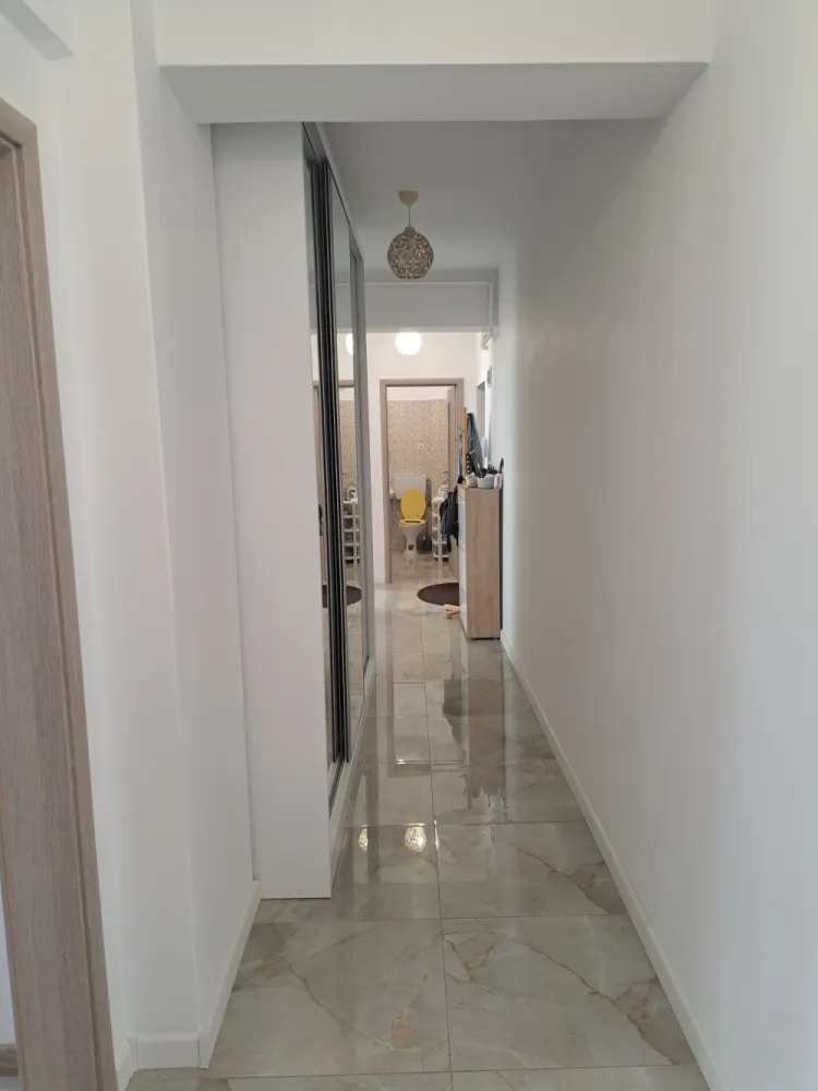 Vand apartament 3 camere complex Adm - Nazuintei - Leroy Merlin - 🏡 Apartament spațios cu 3 camere | 92 mp | Complex ADM Residence – BragadiruO locuință ideală pentru o familie care își dorește spațiu, confort și acces rapid către toate facilitățile importante.📍 Situat în Complex ADM Residence, bloc construit în 2021, la etajul 4 din 8.✔️ 92 mp✔️ 3 camere decomandate✔️ 2 băi✔️ bucătărie închisă✔️ 2 balcoane închise cu termopan✔️ loc de parcare inclus✔️ vedere liberă✔️ mobilat și parțial utilatTot ce ai nevoie este foarte aproape:🏫 Școală la 10 minute de mers pe jos🧸 Grădiniță la 5 minute de mers pe jos🚌 Stație RATB la 5 minute de mers pe jos🛍️ Magazine la parterul blocului și în apropiere: Mega Image, Kaufland, Lidl, Leroy MerlinApartamentul este luminos, bine compartimentat și pregătit pentru mutare.💰 Preț: 118.000 euroPentru mai multe detalii sau programarea unei vizionări, mesaj privat/inbox.0733.203.573